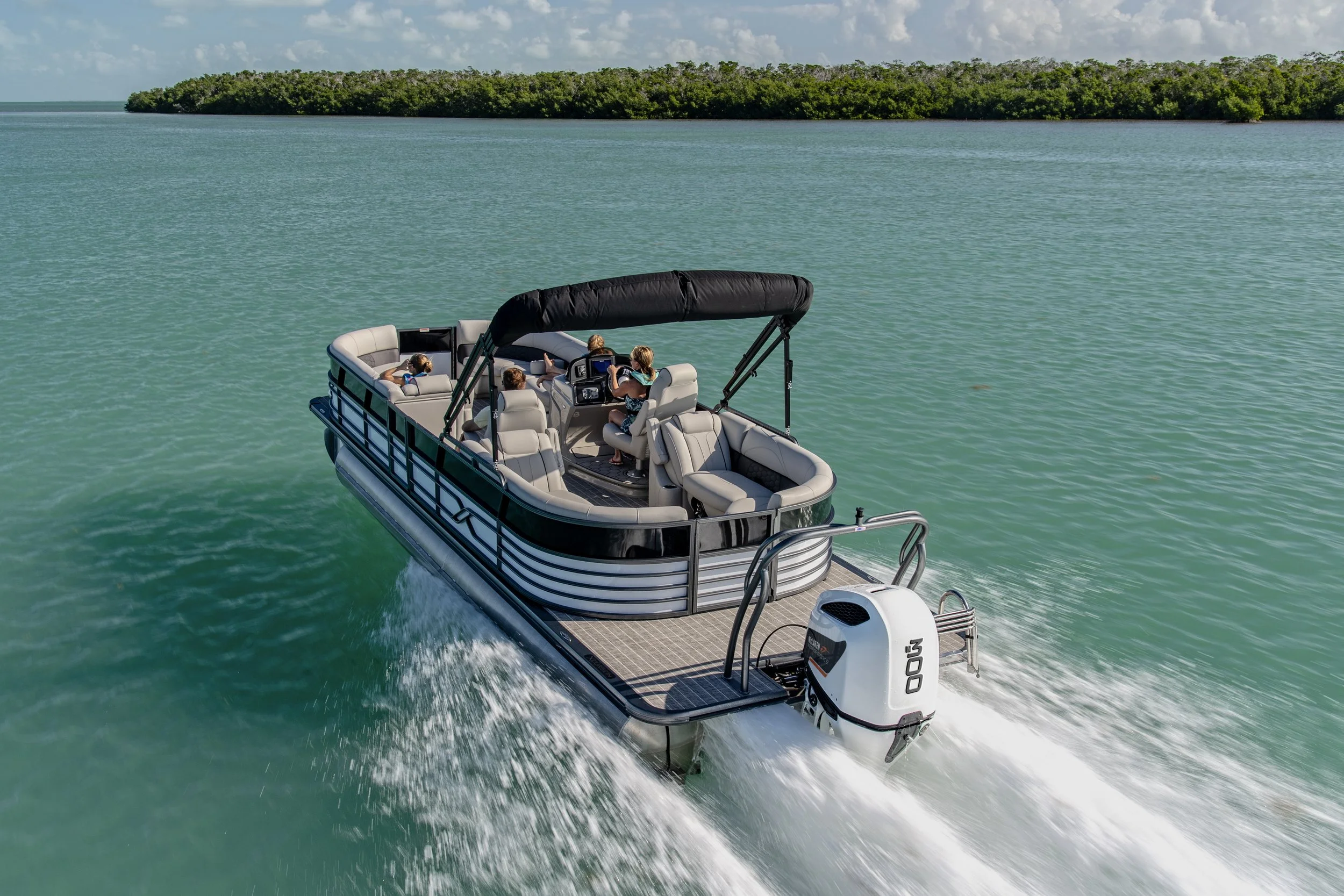 Creekside Marine_mclaren-performance-m300-lifestyle-pontoon-02-rgb.jpg