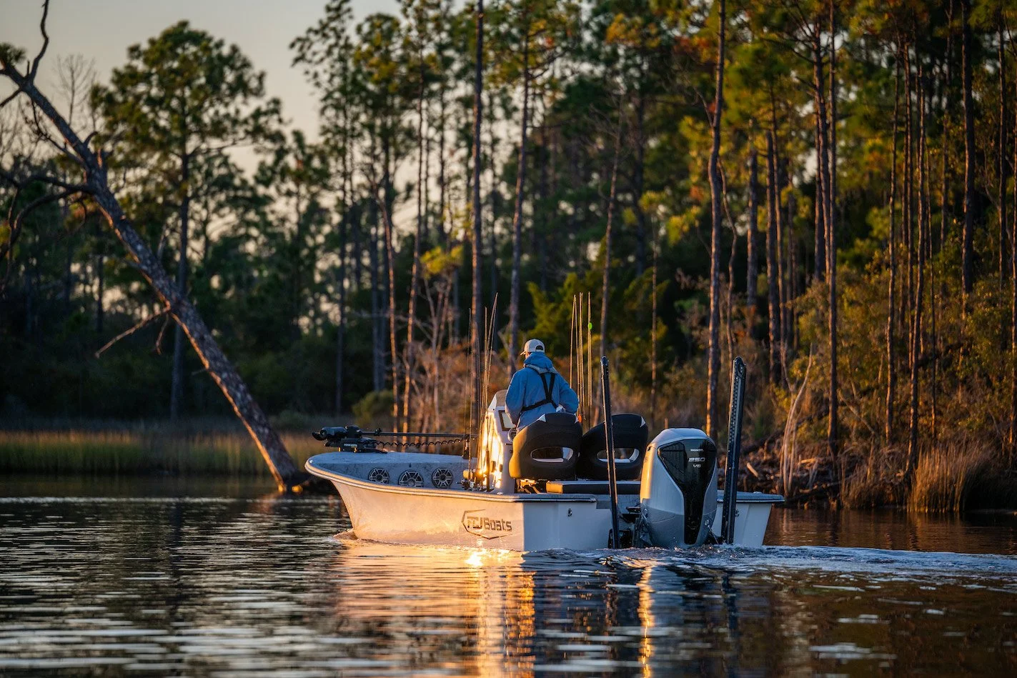 Creekside Marine_honda-marine-bf250-ams-lifestyle-fcj-running-01-rgb.jpg