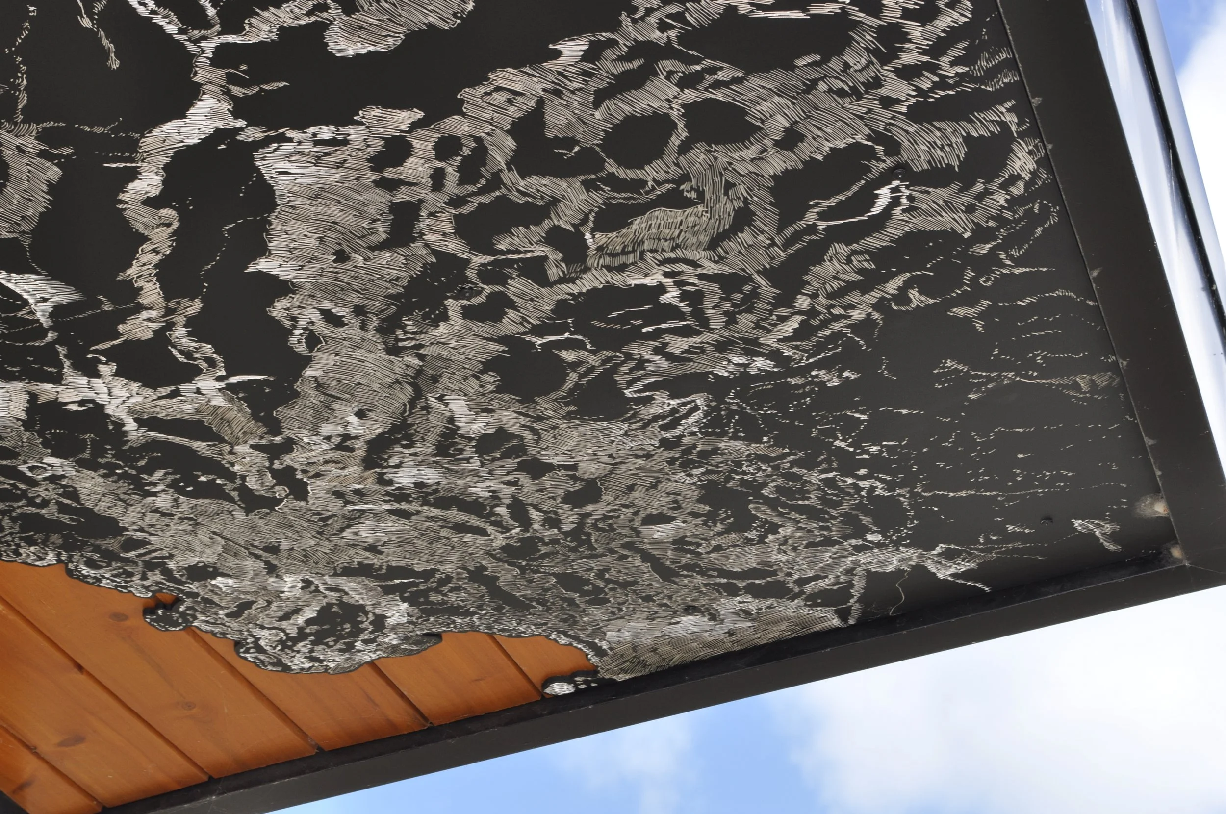 Nos vagues, gravure sur aluminium, art public, Promenade de Saint-Irénée, 2025.