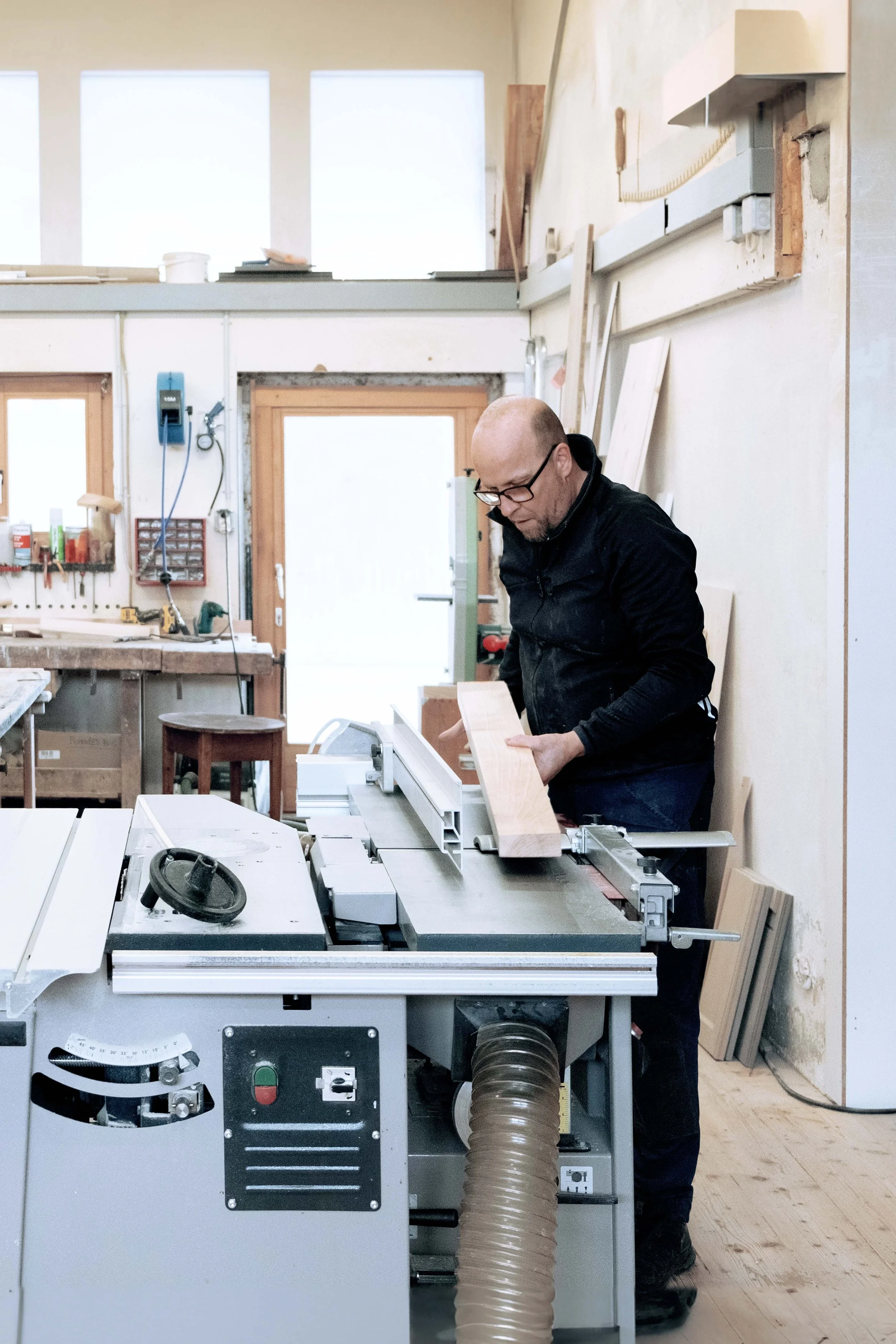 Alexandre Bigler, ébéniste travaillant dans son atelier A.B. Bois à Fey