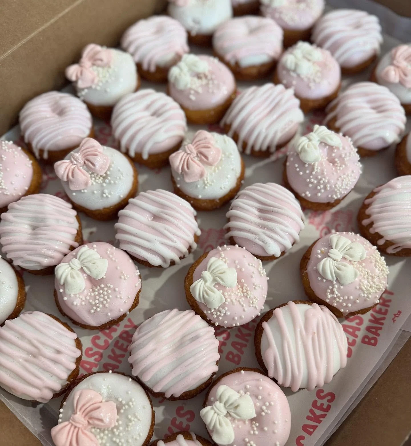 Pretty in pink mini donuts! 💕🍩🎀