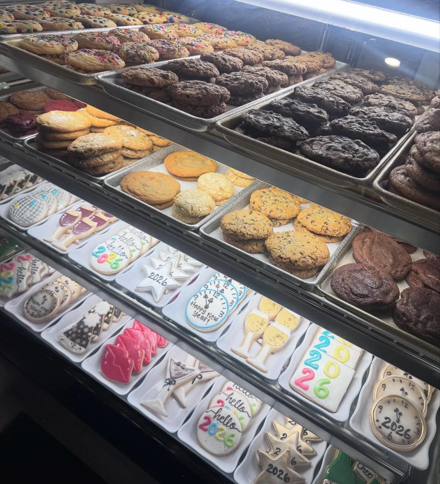 HAPPY NEW YEARS EVE! Open till 4pm or sell out!!! 🥂🥂🍾🍾🤍🤍