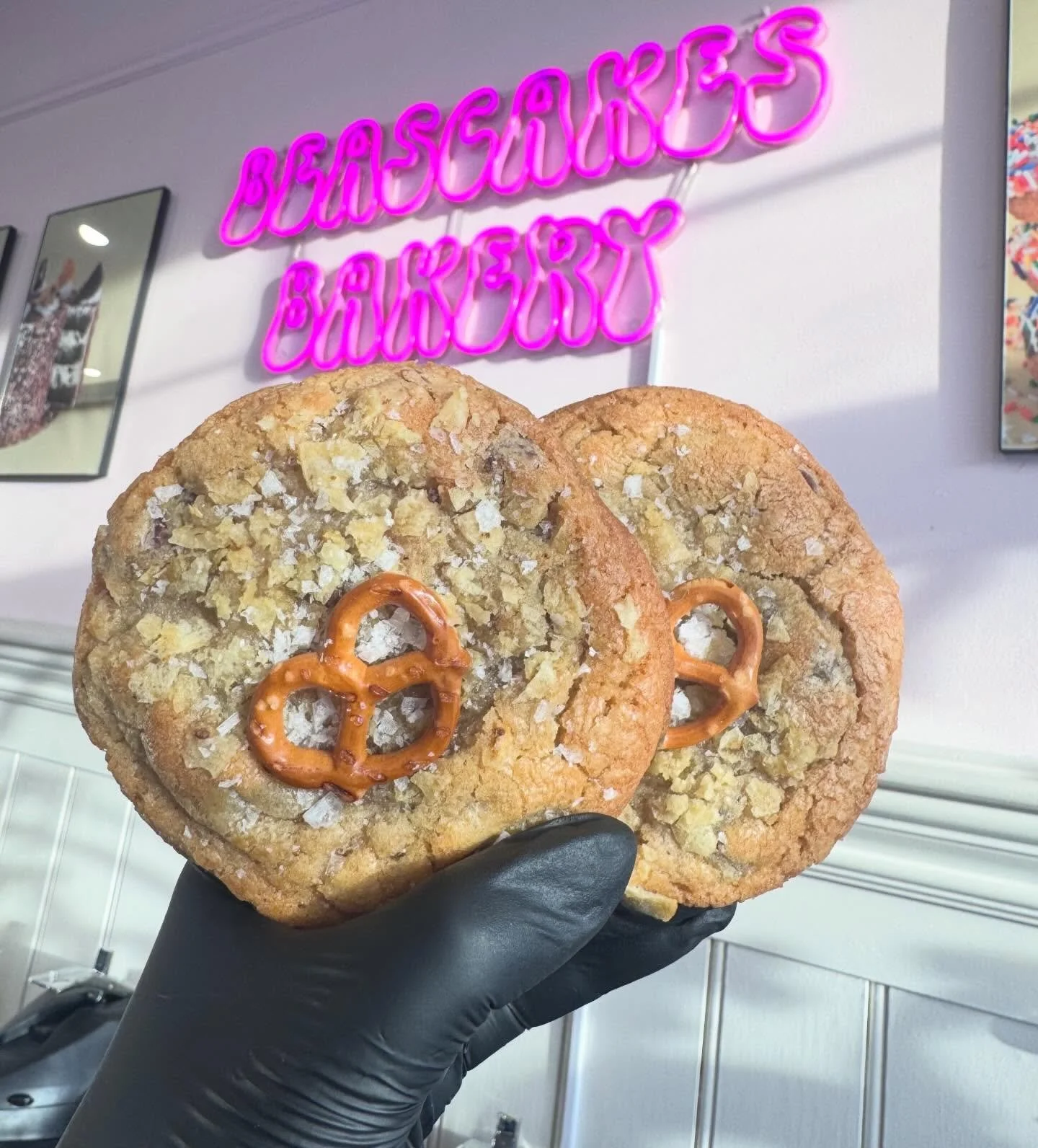 SUPERBOWL MUNCHIES COOKIES ARE BACK! 🍪🍪😊
Our famous cookie dough that is mixed with milk chocolate chips , pretzels and potato chips!!! 😋😋😋 Available now and until SUPERBOWL SUNDAY! #RIPtothepretzelfalling🥲