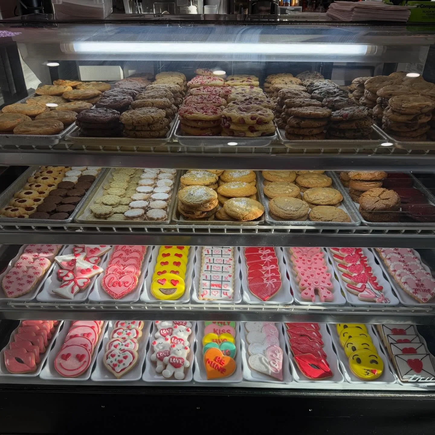 Happy Valentine&rsquo;s weekend!!😘😍🥰💌
Our team has been working all day and night to make sure all your valentines get something sweet this weekend! ❤️🩷🤍