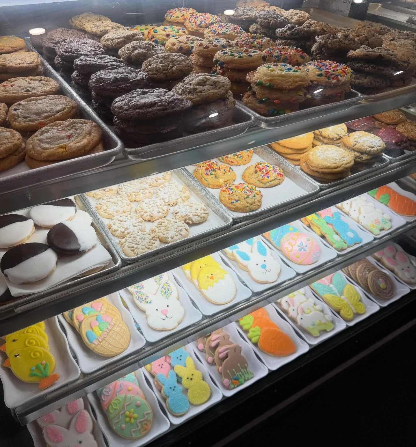 Happy Easter Cookie case weekend!! 🐣🐰🐥🥕