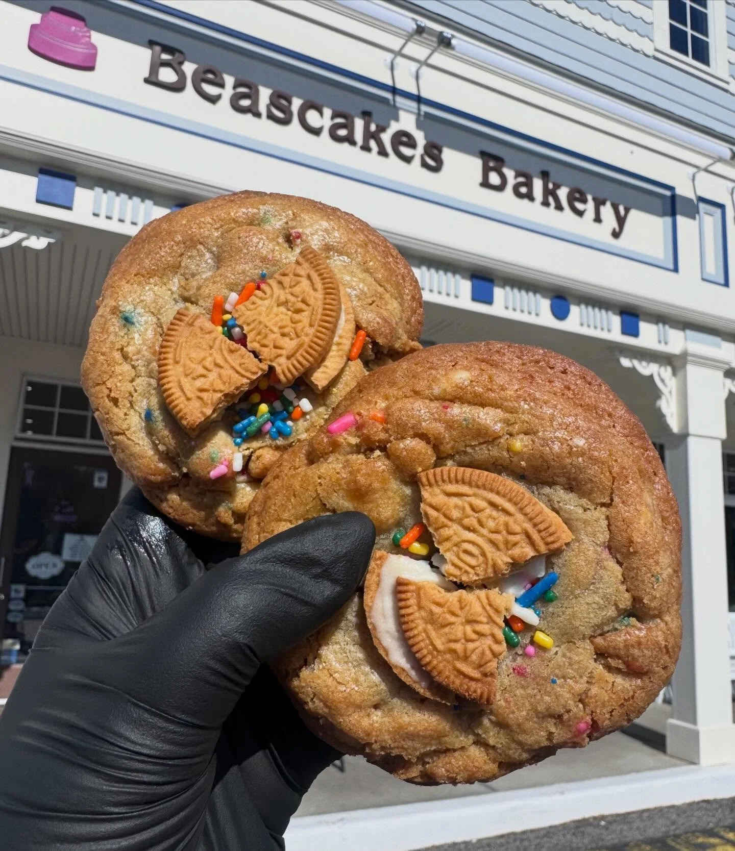 April Cookie Special! ✨✨
Birthday Cake Golden Oreo! Our famous dough mixed with sprinkles, golden Oreos and white chocolate chips! 😍😍