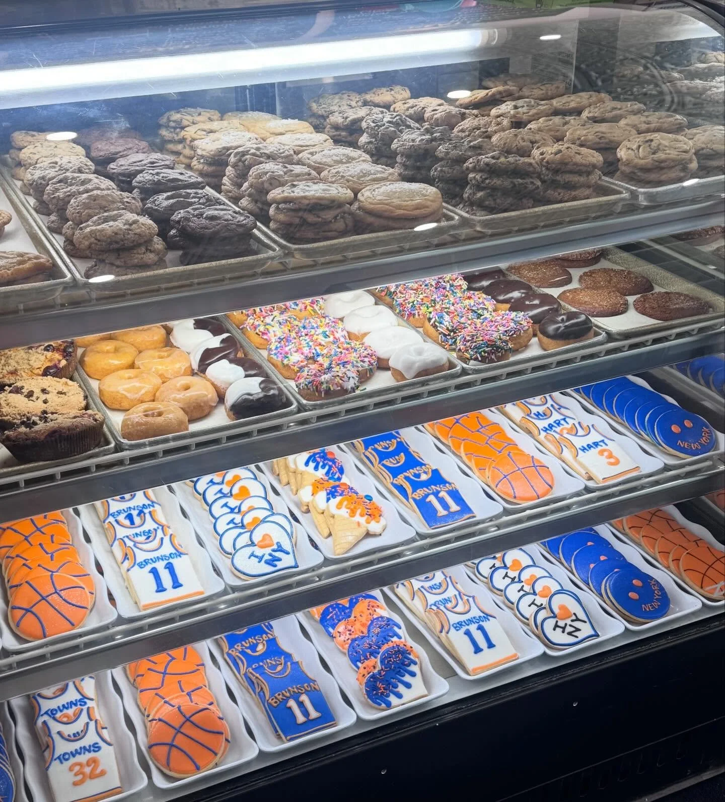 A LABOR OF LOVE! NY KNICKS COOKIES IN THE CASE TODAY AND TOMORROW! 🏀💙🧡 WE SELL OUT FAST, please be kind 🫶🫶#MSG #NYKNICKS @nyknicks @thegarden #aweekagowedidntknowbasketball #laboroflove