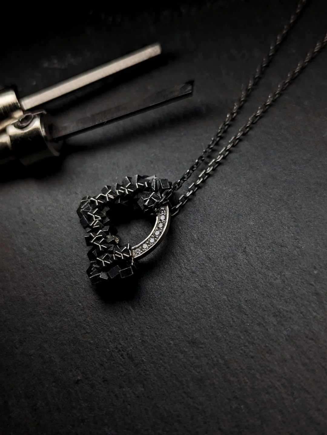 Pendentif sombre roche