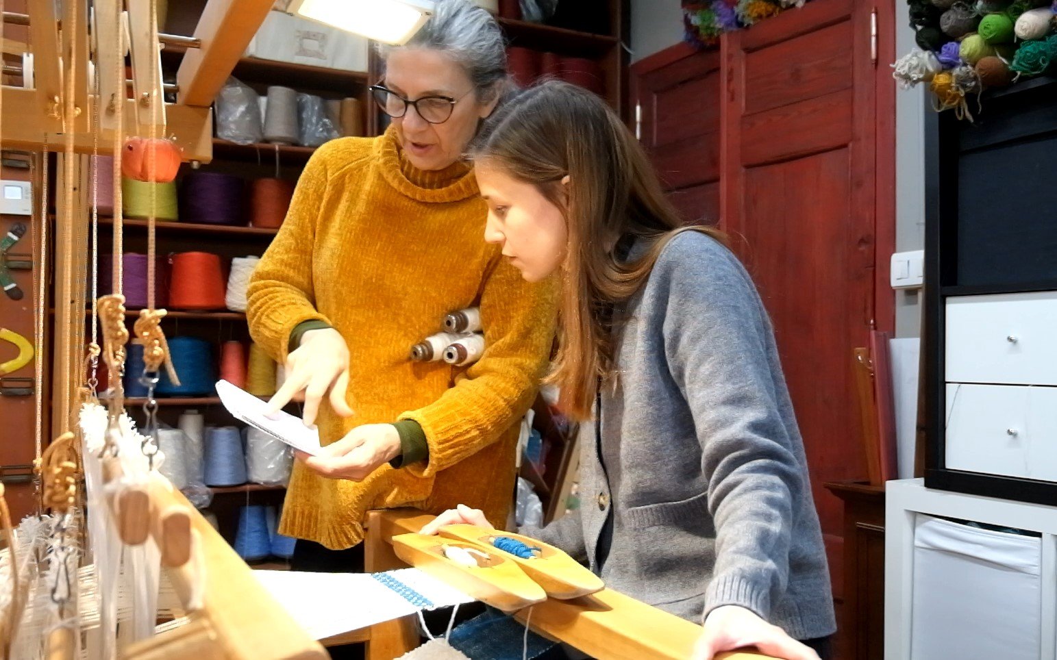 2. Cristina and Luisa weaving explanation (screenshot video).jpg