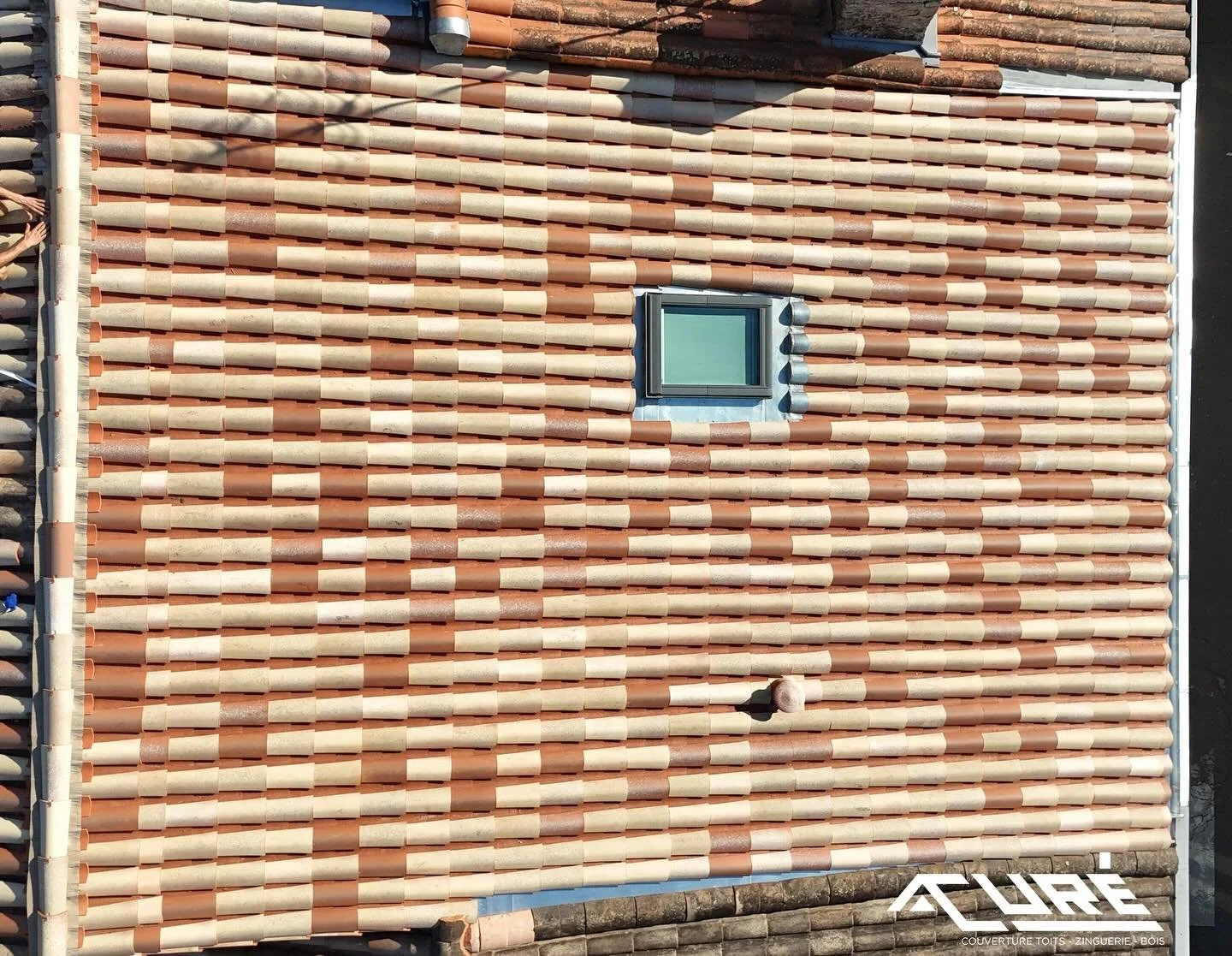 Nouvelle r&eacute;alisation en tuiles canal Gironde effectu&eacute;e par nos &laquo;&nbsp;roofers&nbsp;&raquo; bordelais ! Encore une mission rondement men&eacute;e par notre &eacute;quipe 👏🏼😍 #rooferofinstagram #ontheroof #zingueur #tuilecanal #t