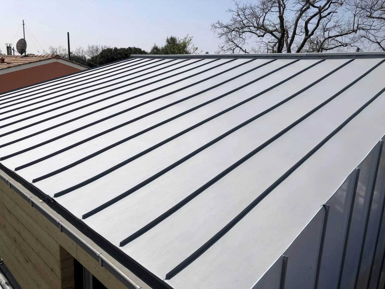 La couverture à joint debout : élégance, durabilité et savoir-faire des couvreurs zingueurs à Bordeaux