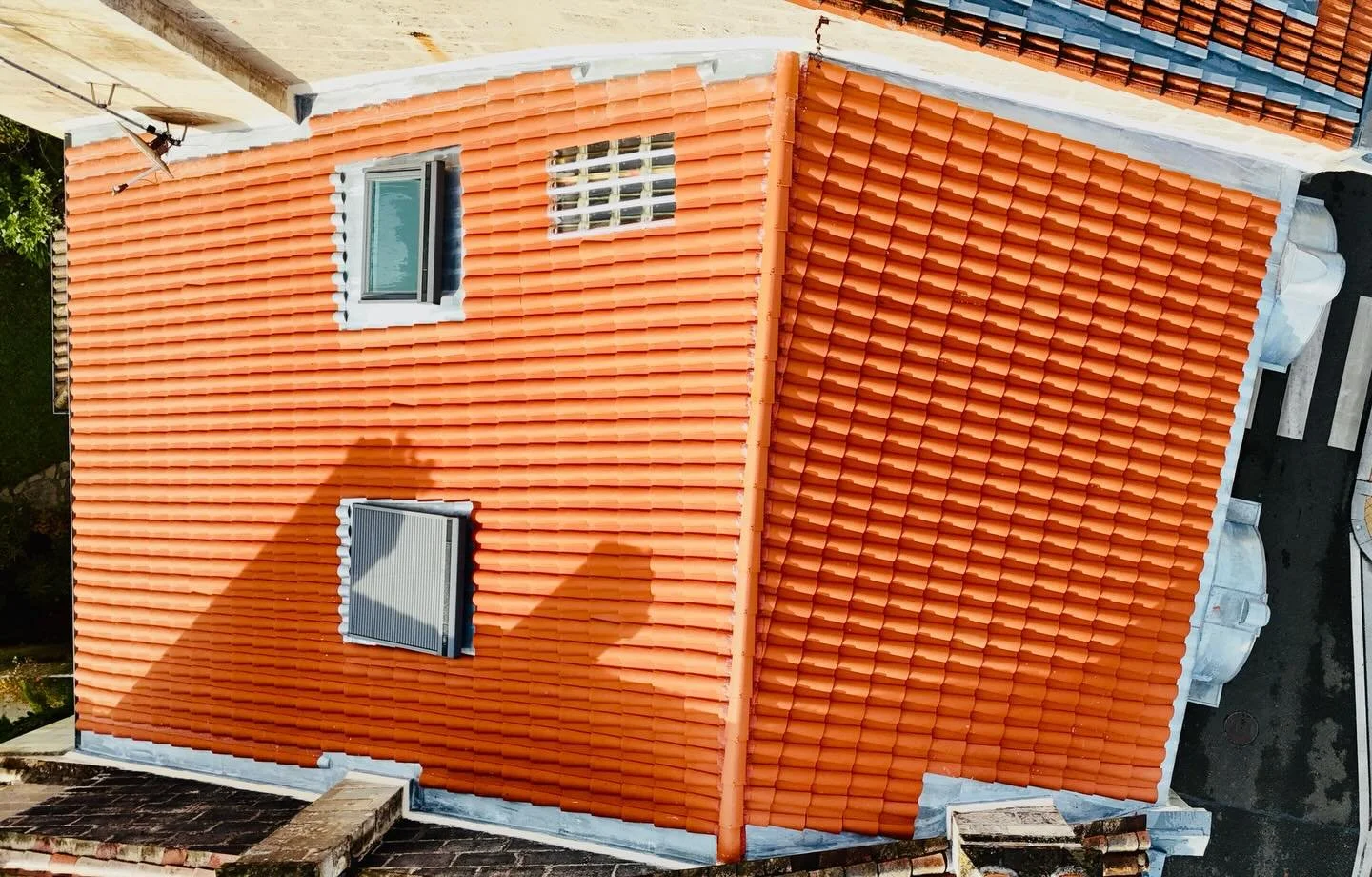 Nouvelle r&eacute;alisation sign&eacute;e @curecouverture !
Un chantier complet m&ecirc;lant ardoise, zinguerie, charpente, tuiles et pose de Velux.
Un travail pr&eacute;cis, soign&eacute;, r&eacute;alis&eacute; avec passion et ma&icirc;trise.

Merci