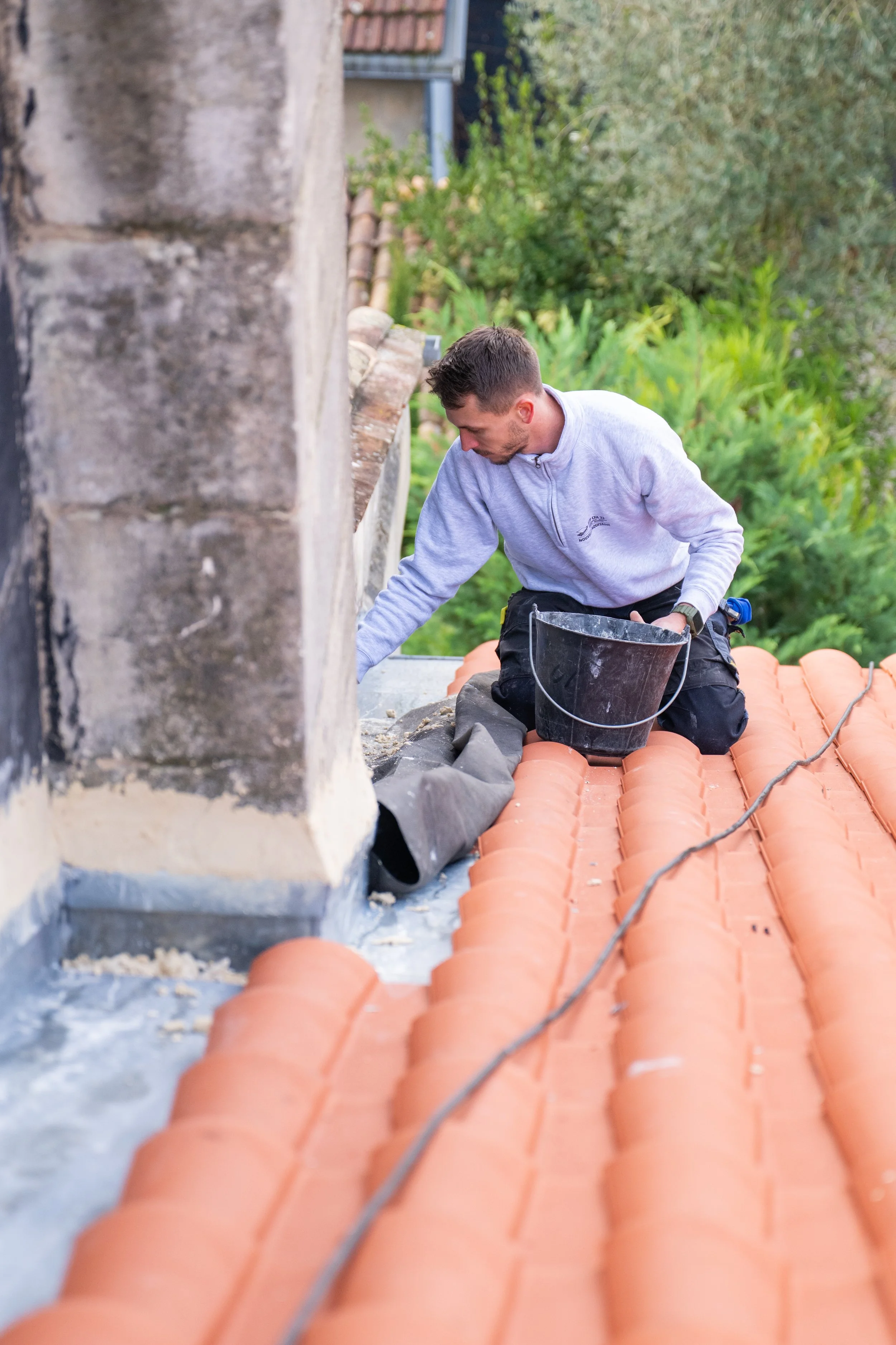 Pourquoi monter sur son toit soi-même est une fausse bonne idée