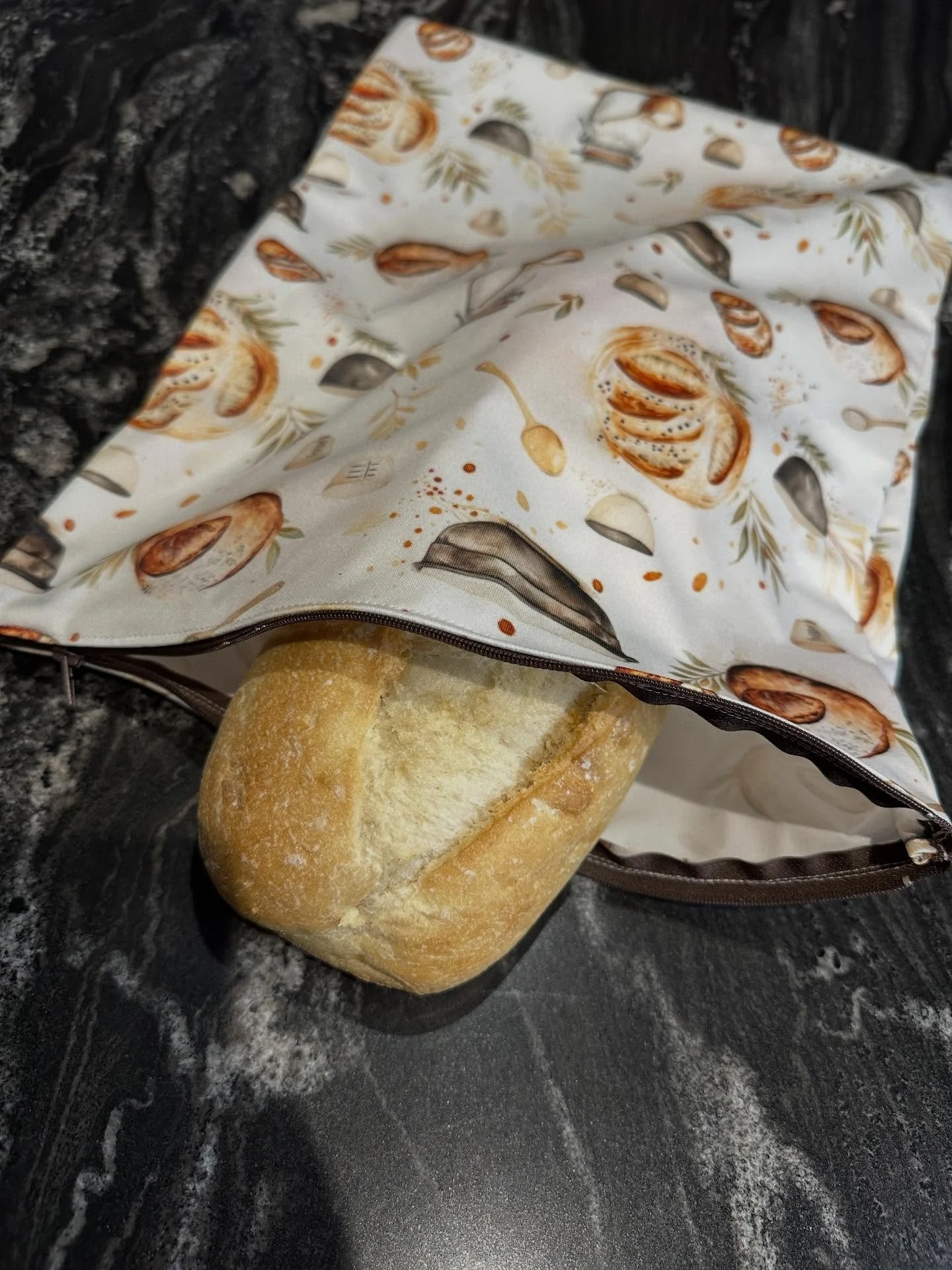 Derni&egrave;re chance d&rsquo;avoir un rabais sur le fameux sac &agrave; pain 😍🍞.
Le sac &agrave; pain est disponible sur mon site web depuis le d&eacute;but du vendredi fou, c&rsquo;est une superbe id&eacute;e cadeau &agrave; apporter comme cadea