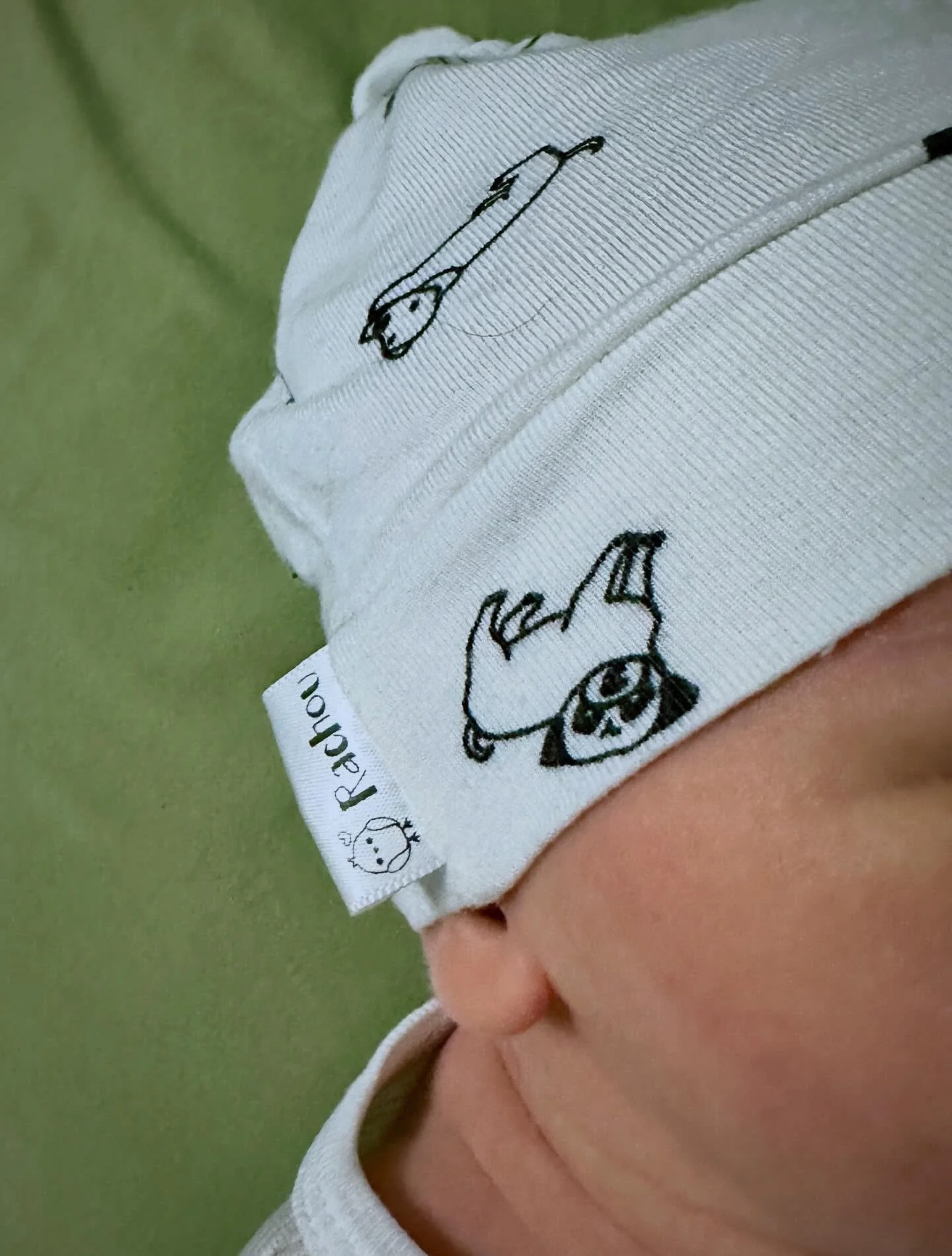 Le bonnet nouveau-n&eacute; en bambou est un incontournable pour b&eacute;b&eacute; Louka depuis qu&rsquo;il est au monde 🥰
Un petit bonnet qui respire bien et qui est tellement doux pour sa petite peau fragile ✨
Tous les autres bonnets, surtout ceu