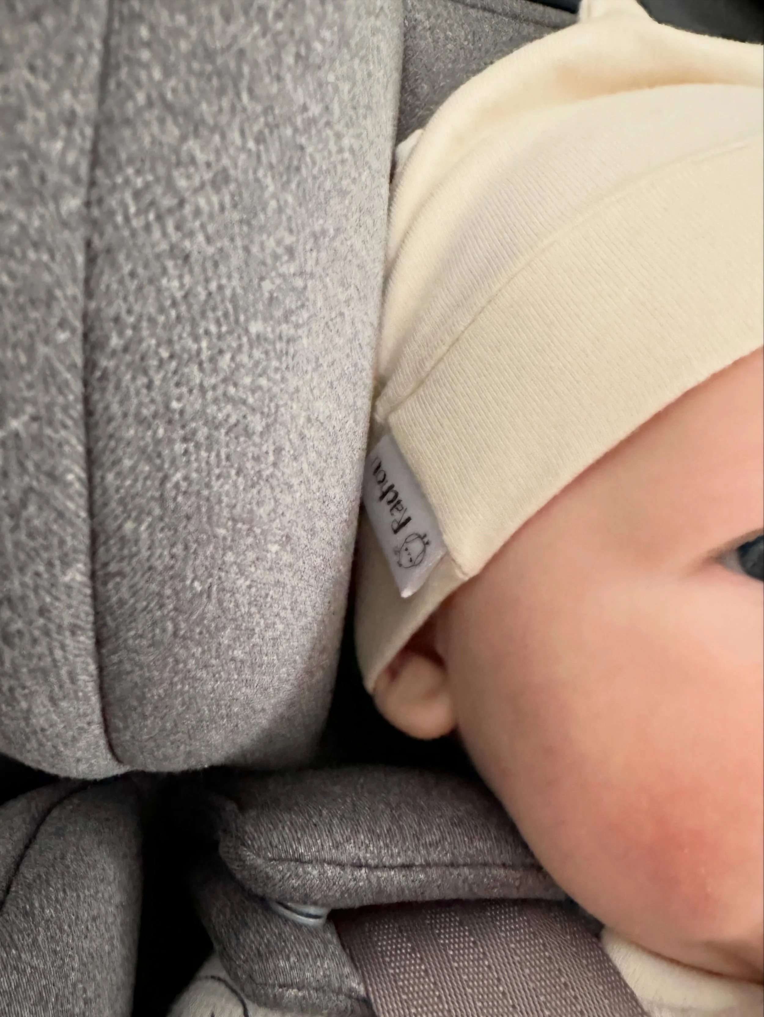 Un des articles les plus utilis&eacute; pour Louka c&rsquo;est son bonnet &agrave; noeud Rachou 🥰. Honn&ecirc;tement, tous les autres bonnets semblent inconfortables et rugueux en comparaison &agrave; nos bonnets en bambou, donc nous n&rsquo;osons p
