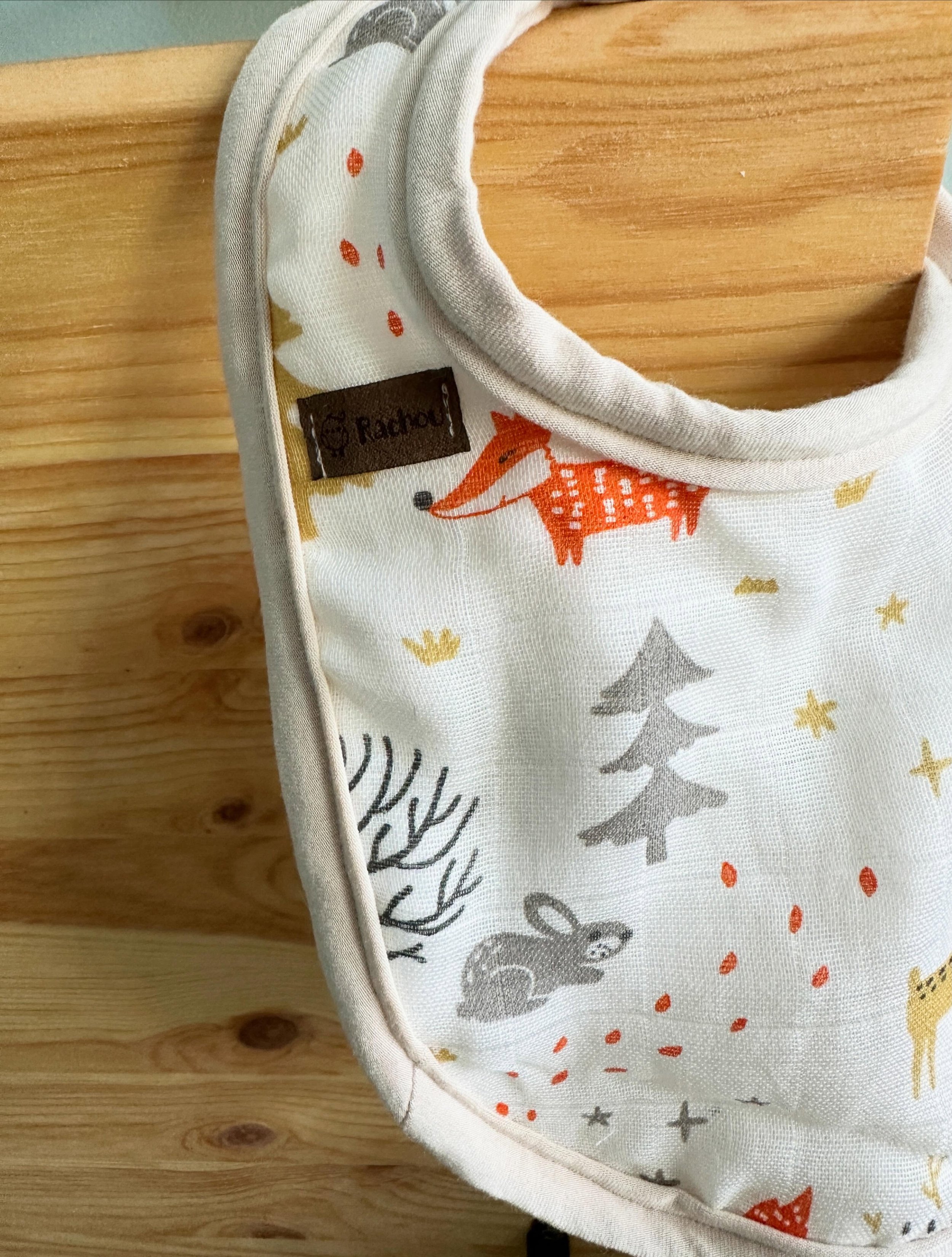 Deuxi&egrave;me prototype qui sera bient&ocirc;t test&eacute; par M. Louka 🤪
J&rsquo;essaie avec du velcro pour celui-ci. Toi, pr&eacute;f&egrave;res-tu les bavoirs avec boutons &agrave; snap ou avec du velcro 👀🤔? 
#rachoulafabrique #bavoir #nouve