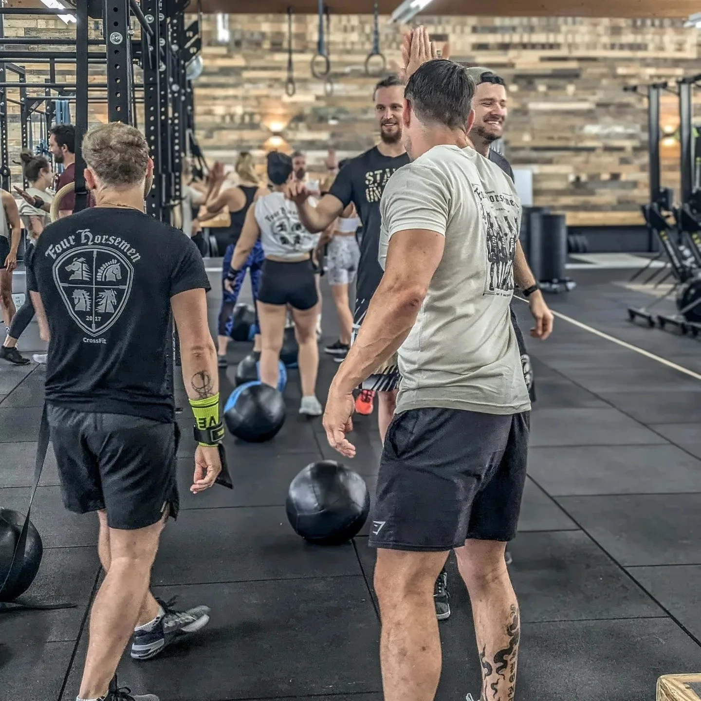 Crossfitter beim Abklatschen nach Workout