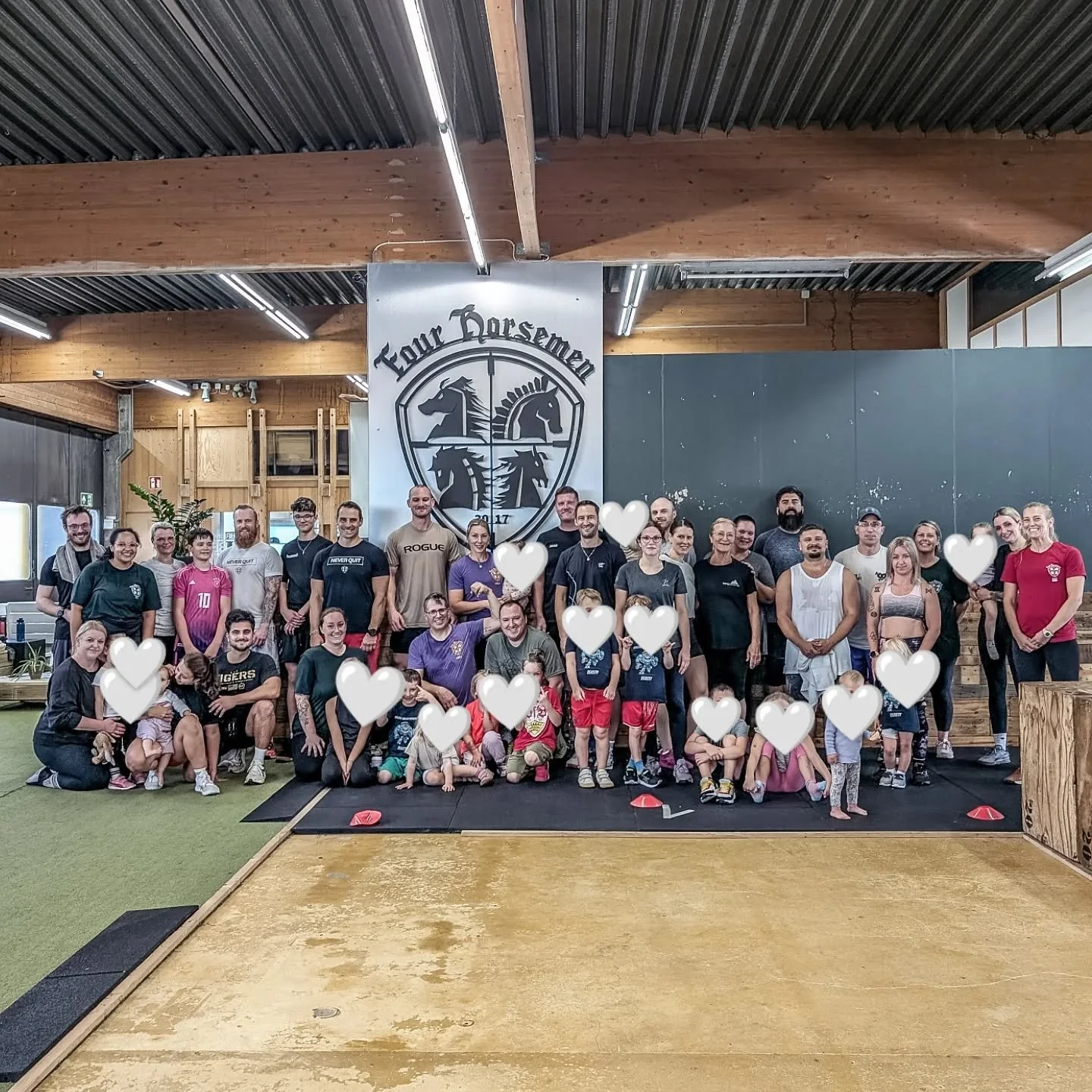 👨&zwj;👩&zwj;👧&zwj;👦 Family &amp; Friends Team Workout &ndash; was f&uuml;r ein Sonntag! 💥

&Uuml;ber 45 Teilnehmer haben gestern gemeinsam geschwitzt, gelacht und sich motiviert:
✨ Mamas, Papas, Freunde und Kollegen
✨ gemeinsames Warm-up
✨ 6 spa