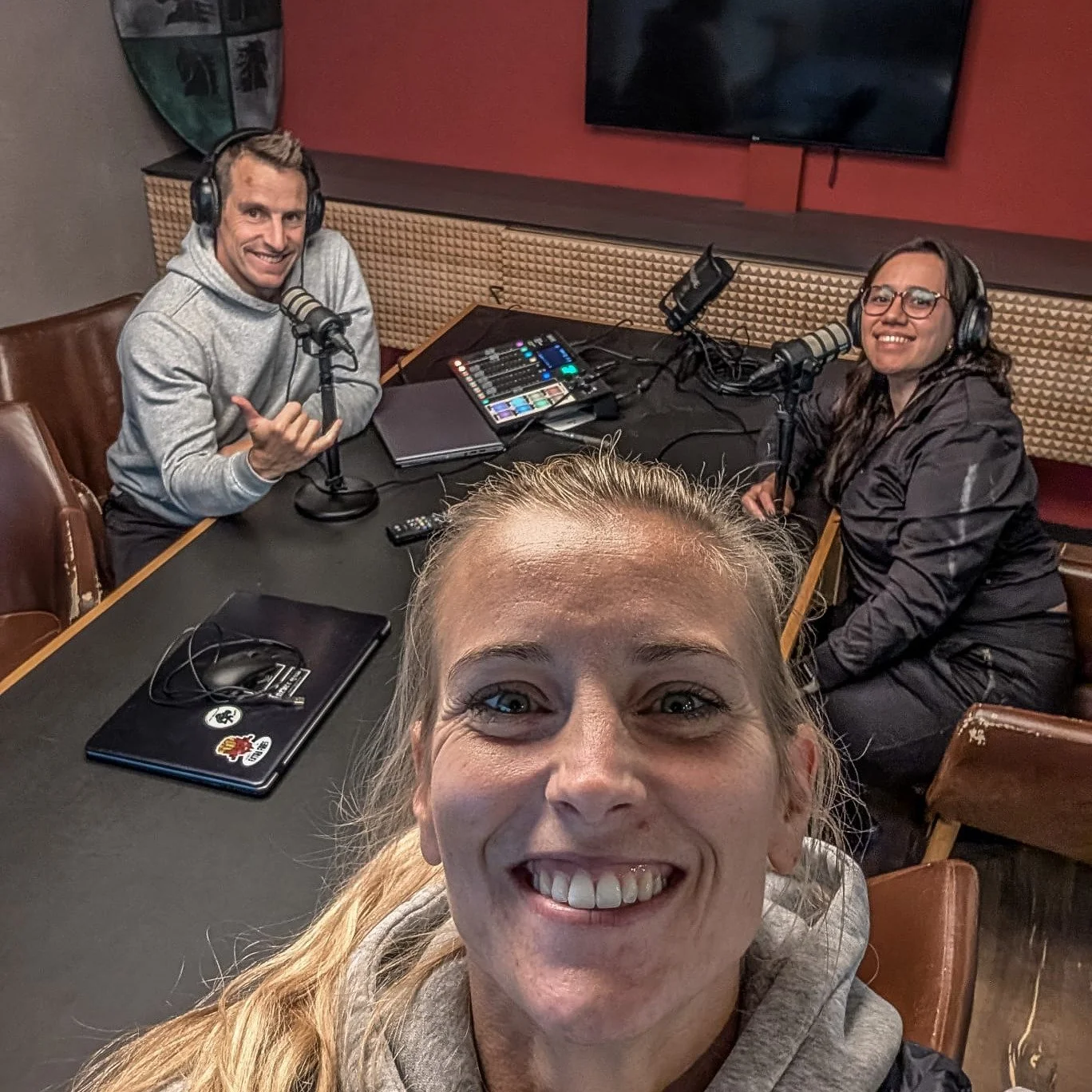 🎙️ Neuer Podcast online! 🎙️
Heute dreht sich alles um den Start unserer Four Horsemen Nutrition Group! 💪🔥
Wir sprechen dar&uuml;ber, wie das Programm abl&auml;uft, was euch erwartet und warum Ern&auml;hrung der Schl&uuml;ssel zu euren Zielen ist.