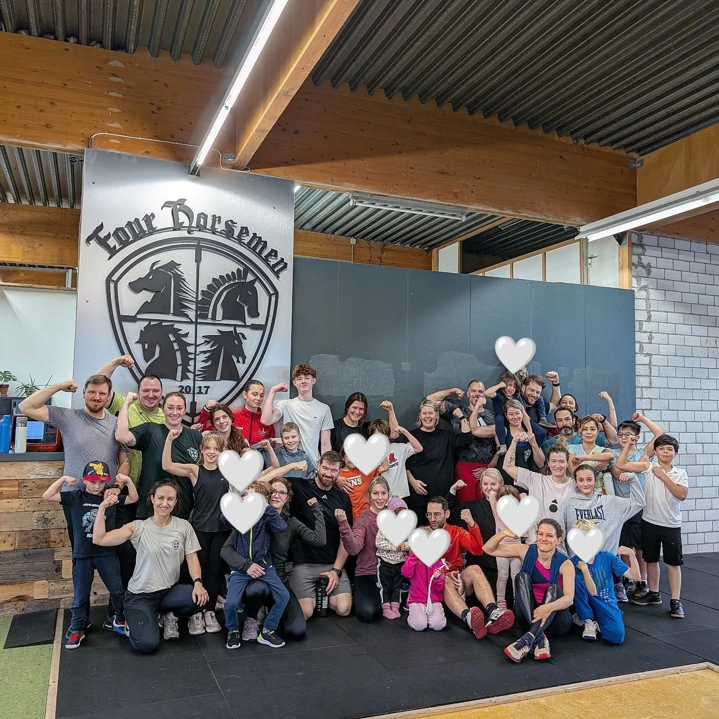 📸 Family &amp; Friends Workout Recap 💪👨&zwj;👩&zwj;👧&zwj;👦

Was f&uuml;r ein Tag! Gestern haben 17 Teams aus Mamas, Papas, Kids und Freunden gemeinsam geschwitzt, gelacht und sich gegenseitig angefeuert 🔥
Nach einem gemeinsamen Warm-up ging&rsq