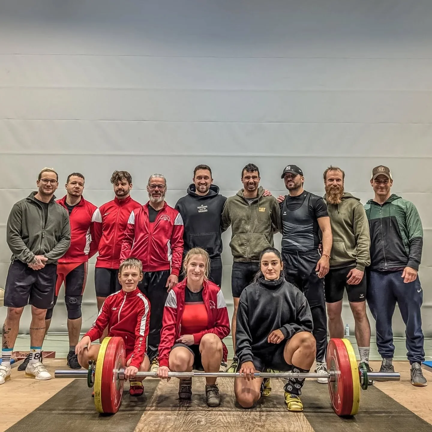 🏋️&zwj;♂️ Premiere! 🏋️&zwj;♀️

Unser erster Gewichtheben-Wettkampf liegt hinter uns &ndash; und was sollen wir sagen: Stuttgart Gewichtheben e.V. hat geliefert! 🔥

Gleich beim Deb&uuml;t konnten wir im Sto&szlig;en (Clean &amp; Jerk) gegen Fellbac