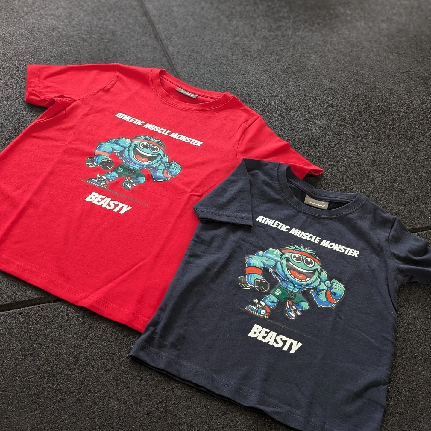 🔥 BEASTY ist am Start! 🔥
Unser beliebtes BEASTY Kids Trainingsshirt gibt&rsquo;s jetzt NEU auch in ROT ab Gr&ouml;&szlig;e 140 ❤️💪

👕 Blau: Gr&ouml;&szlig;en 104&ndash;128
👕 Rot: Gr&ouml;&szlig;en 140 - 176 (S)

Mit Maskottchen BEASTY werden die
