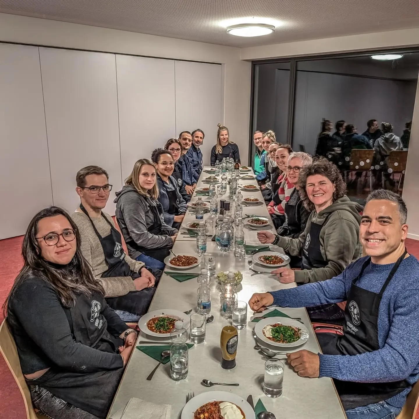 Gestern war es endlich so weit: Das Kochevent der Nutrition Group fand statt

Gemeinsam haben wir schnippelt, gew&uuml;rzt, gekocht &ndash; und nat&uuml;rlich zusammen genossen. Fokus des Abends: proteinreich, ausgewogen &amp; richtig lecker 💪🥗

Un