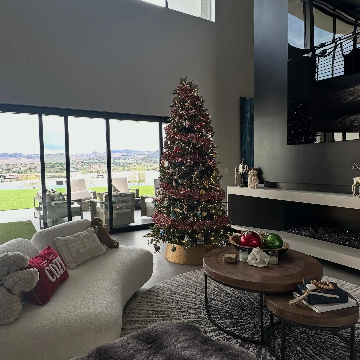 Holiday decorating shouldn&rsquo;t feel stressful&mdash;it should feel elevated, effortless, and beautifully bright. ✨

With GONE, we curate your seasonal d&eacute;cor and handle the post-holiday storage with intention, all while we Declutter with he