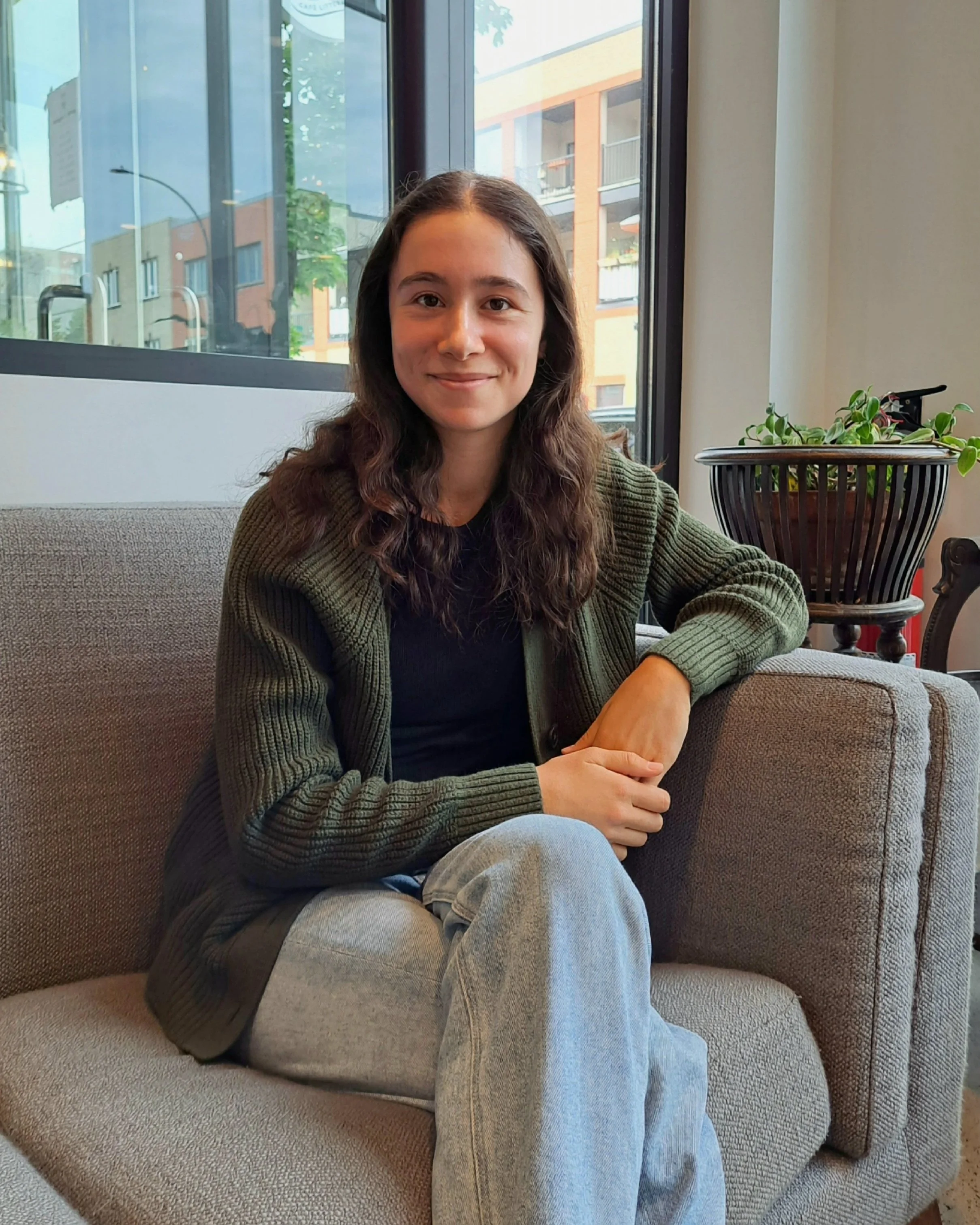 Une doula postnatale souriante.