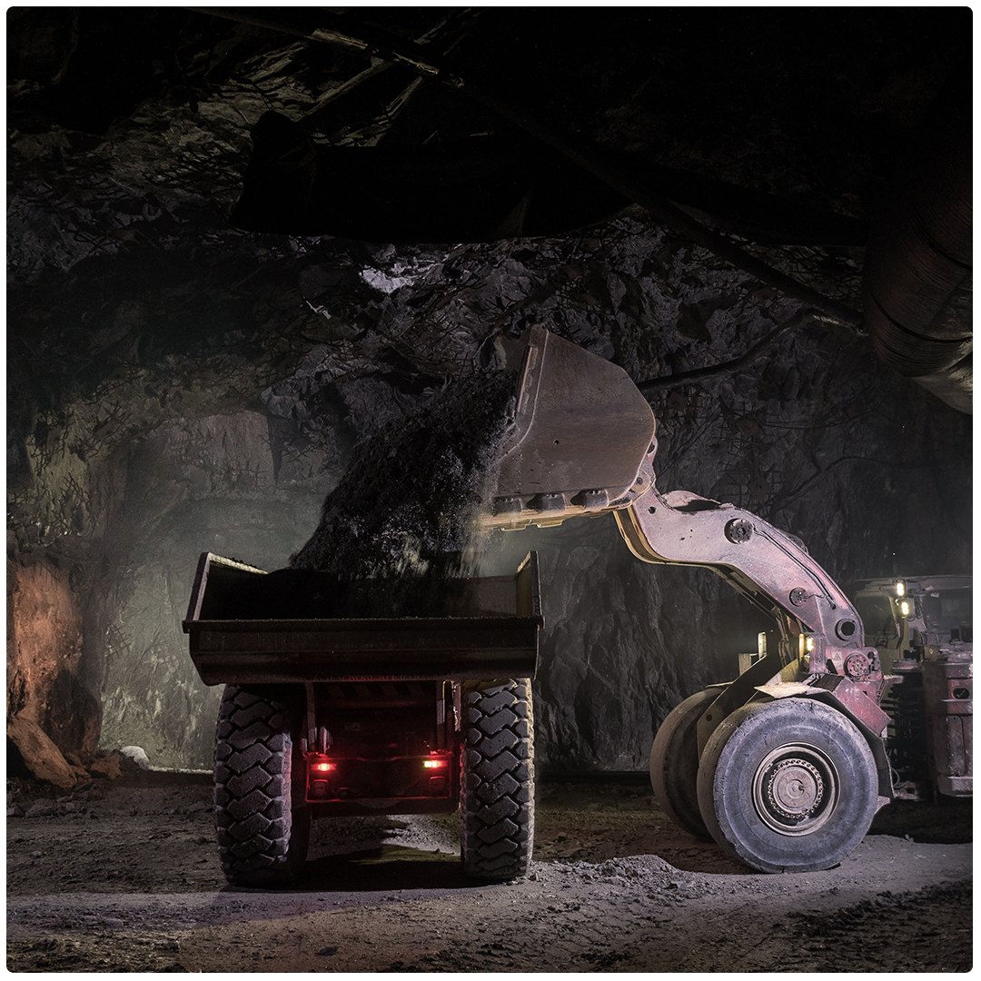 Underground hard rock mine stockpile simulation study — fleet interaction analysis