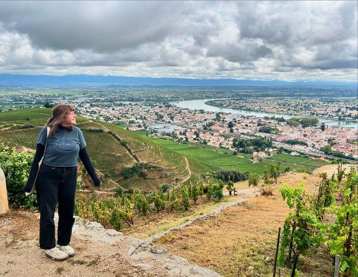 drove around france the last few days to&hellip;
~ see vineyards getting ready for harvest 🍇
~ visit with winemakers in the n. rh&ocirc;ne 🫶🏼
~ spend time in beaujolais + puilly-fuiss&eacute;🍷
~ go on a boat &amp; see more vines in the savoie 🚤✨