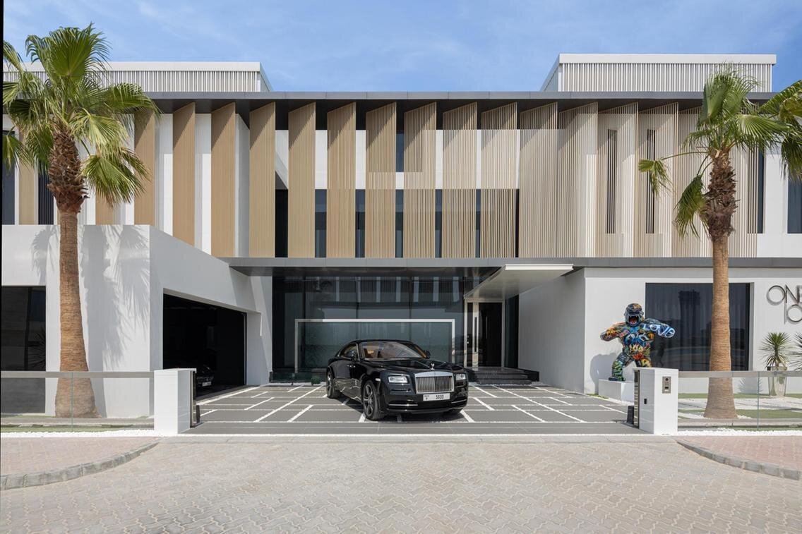 Villa with pop art Gorilla & Rolls Royce.jpg
