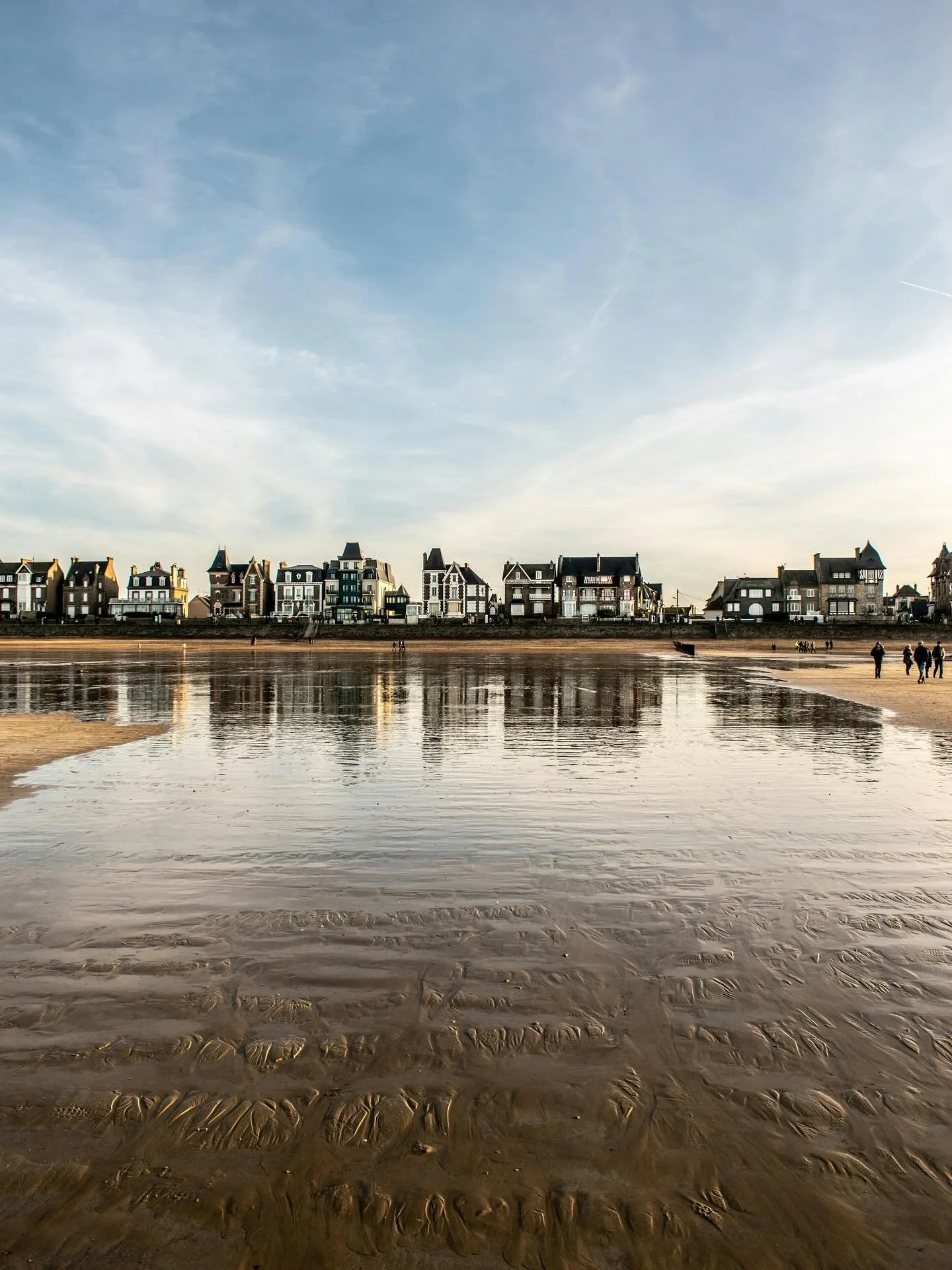 Escape to Saint-Malo !!
If you need a vacation and want to avoid the hustle of Paris, Saint-Malo is the perfect place to recharge. With its historic streets, seaside charm, and the calming power of the thalasso therapy, this walled city offers both r