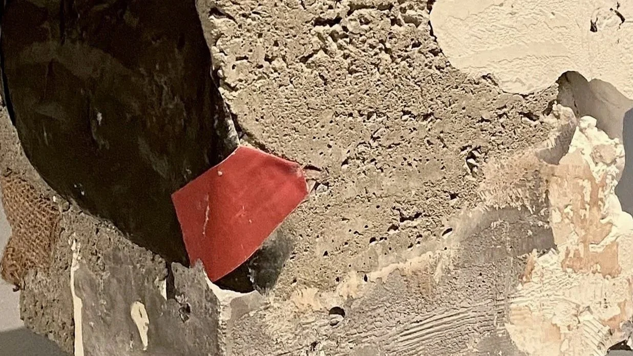 STRU-CTURE seeps, a (brace)