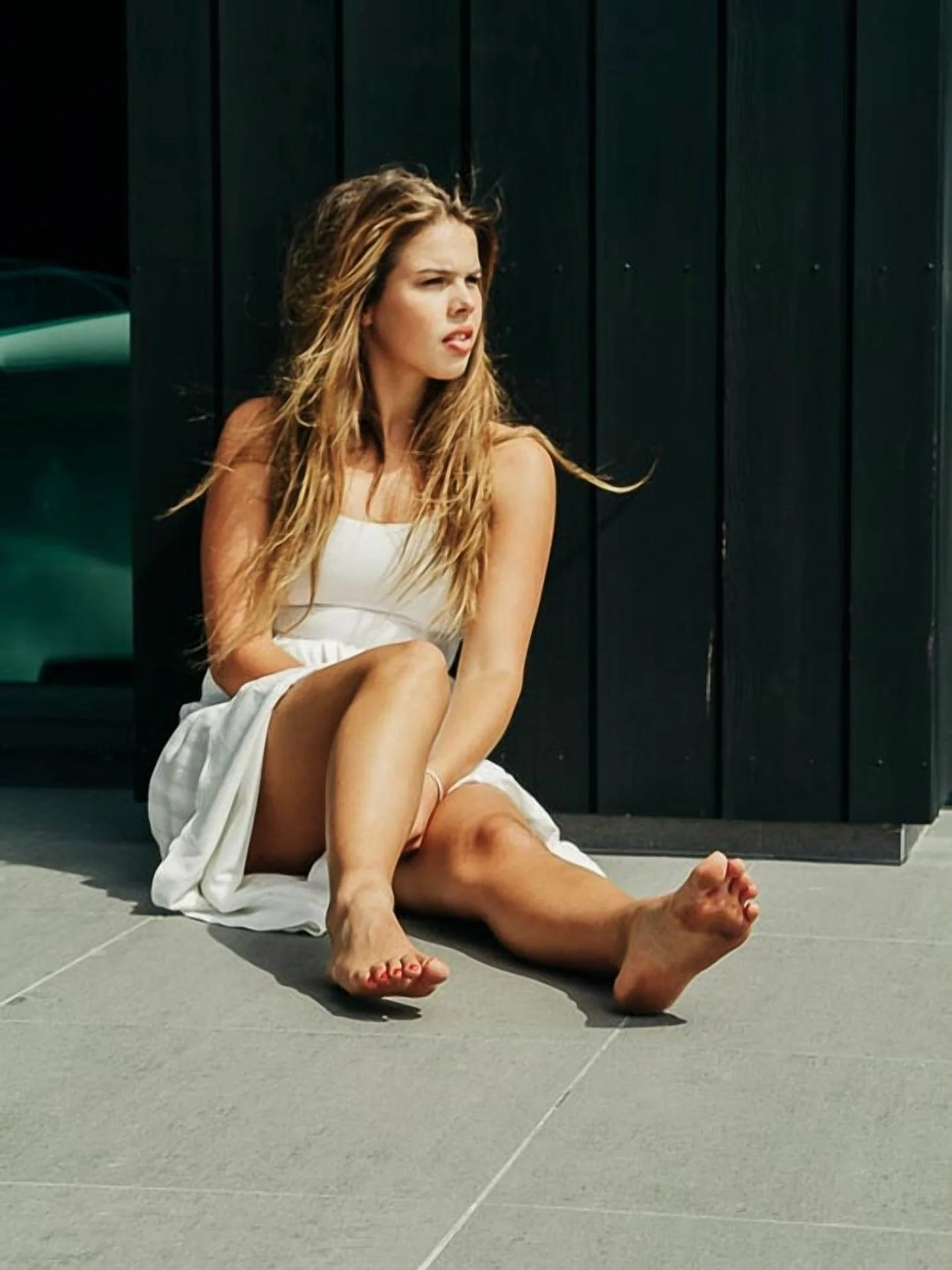 Barefoot is a lifestyle.

#barefootdays #whitedressvibes #slowdaysfastlight