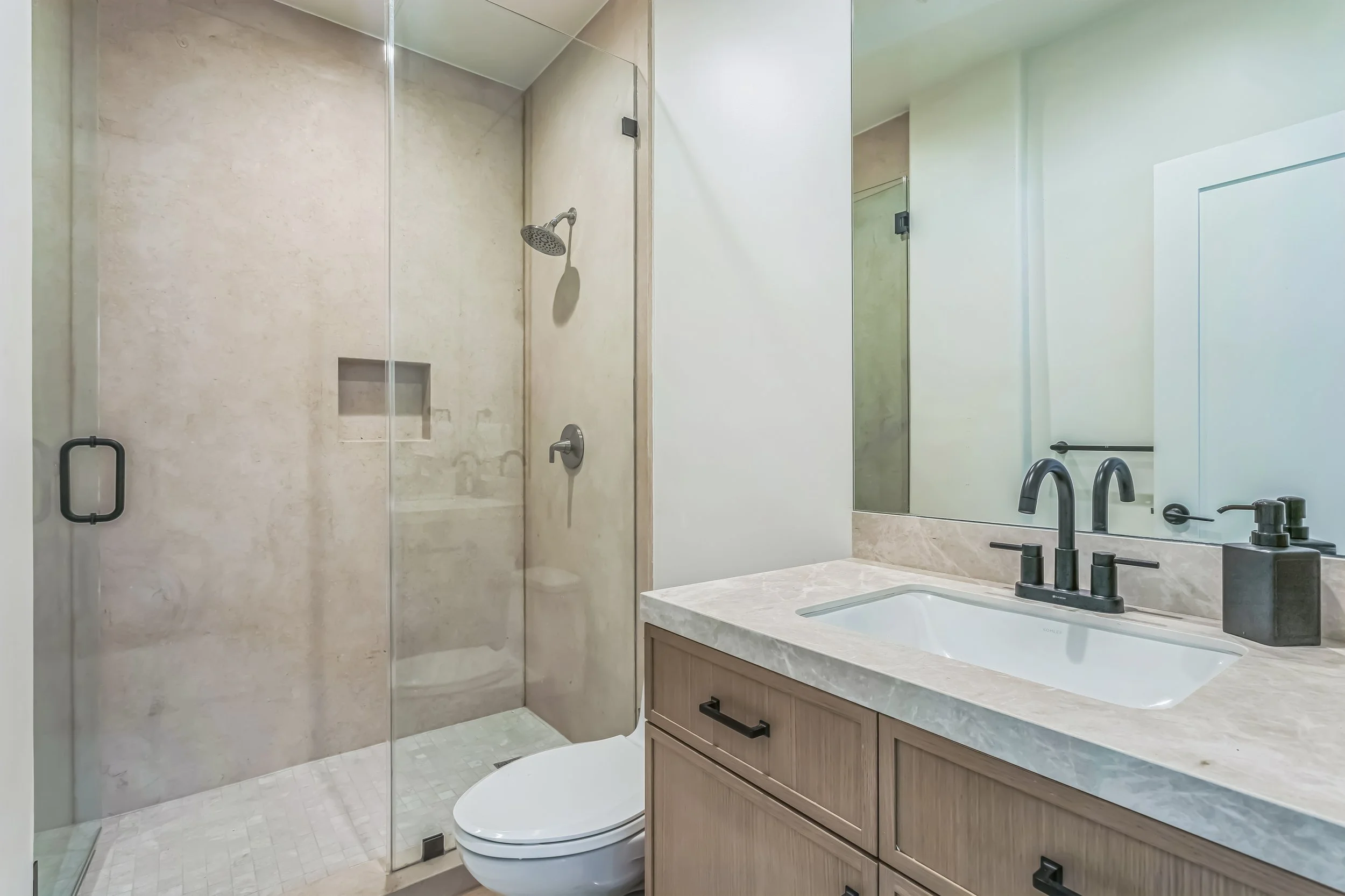 15_3014_9th_Ave_Los_Angeles_CA_90018_USA-Bathroom-IMG_8431.jpg
