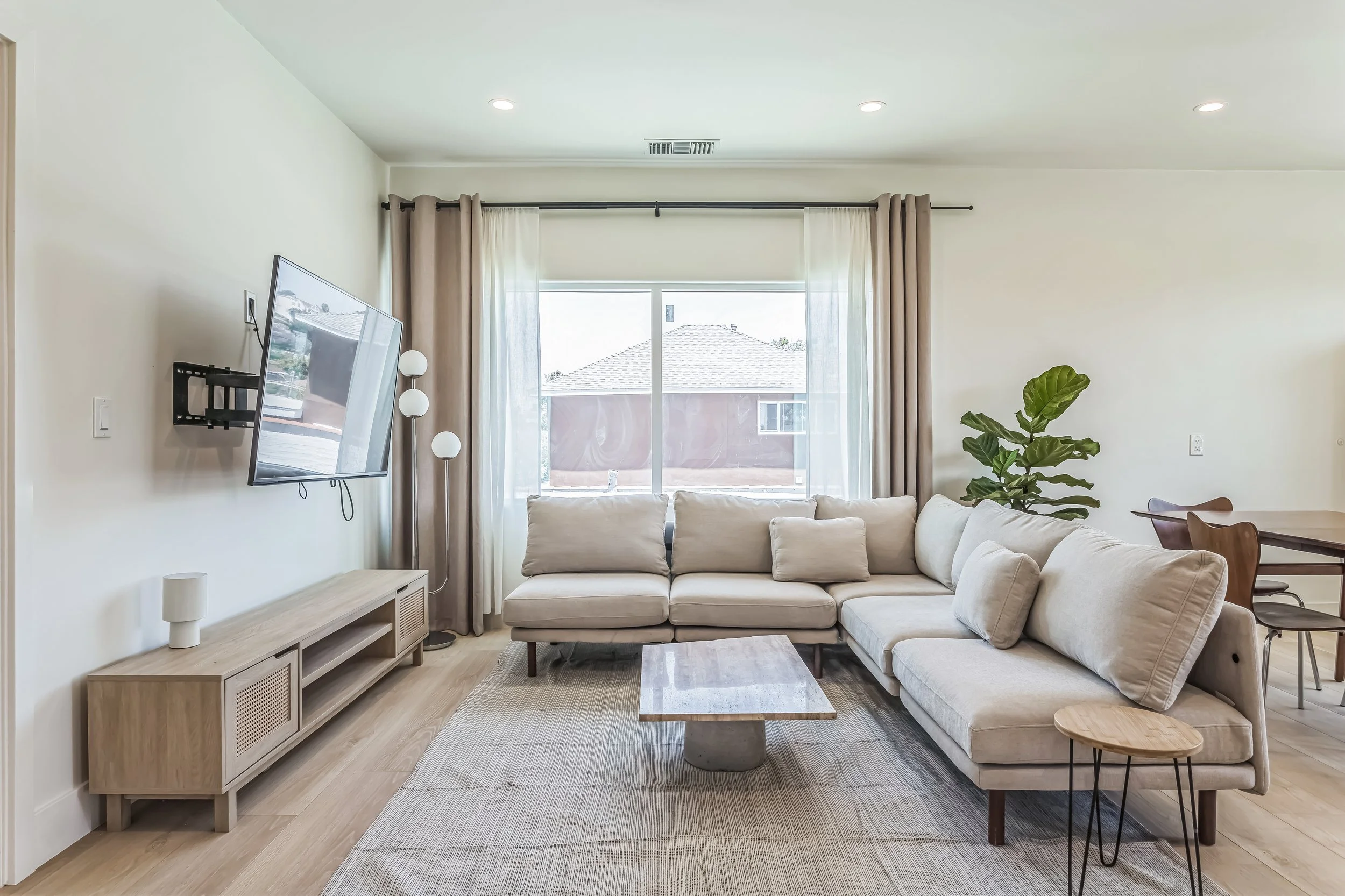 04_3014_9th_Ave_Los_Angeles_CA_90018_USA-Living_room-IMG_8485.jpg