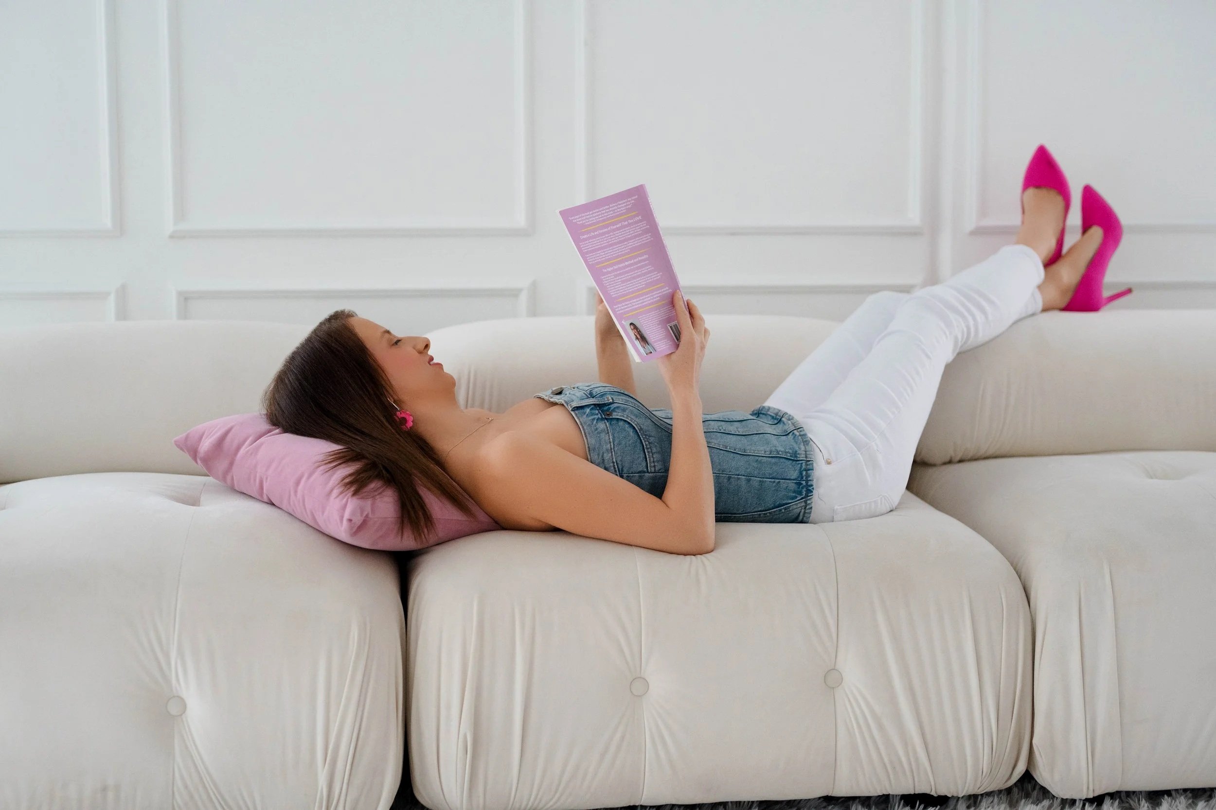 Intuitive mindset and manifestation coach supporting women leaving corporate careers to start spiritual businesses