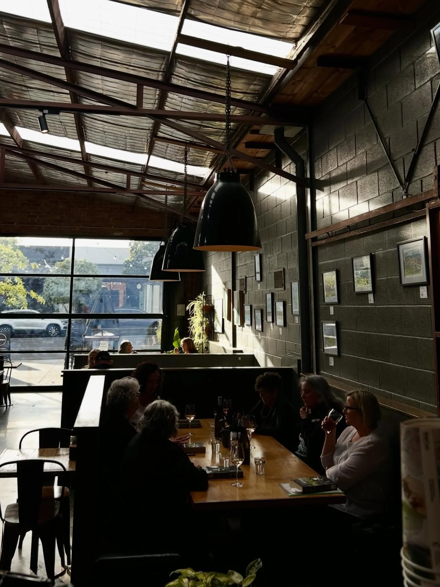 No better setting to enjoy the sunset and a glass of wine 🤍 

#cafeonpako #pakingtonstreet #geelongcafe #localcafe #localgeelong #localgeelongbusiness #caf&eacute; #dogfriendlycafe #westgeelong #supportyourlocal #brunchtime