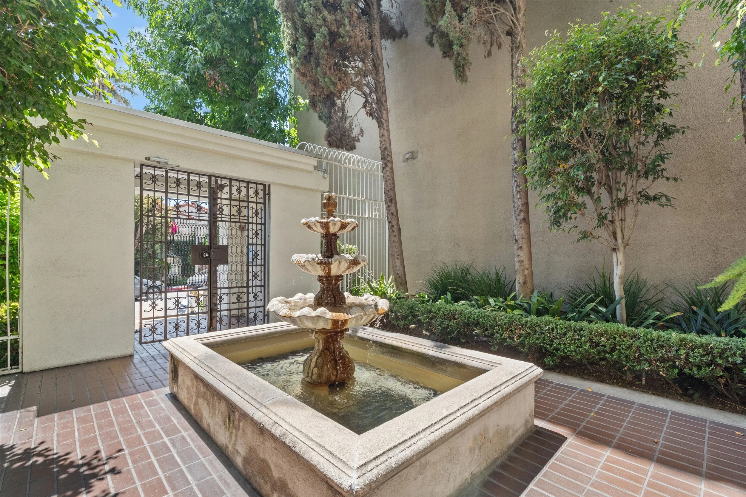 39-8455-fountain-ave_039.jpg