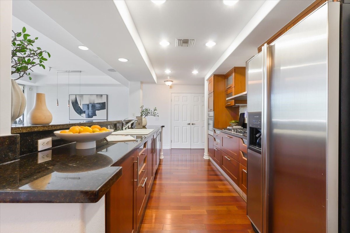16-107 N Swall Dr-15.jpg