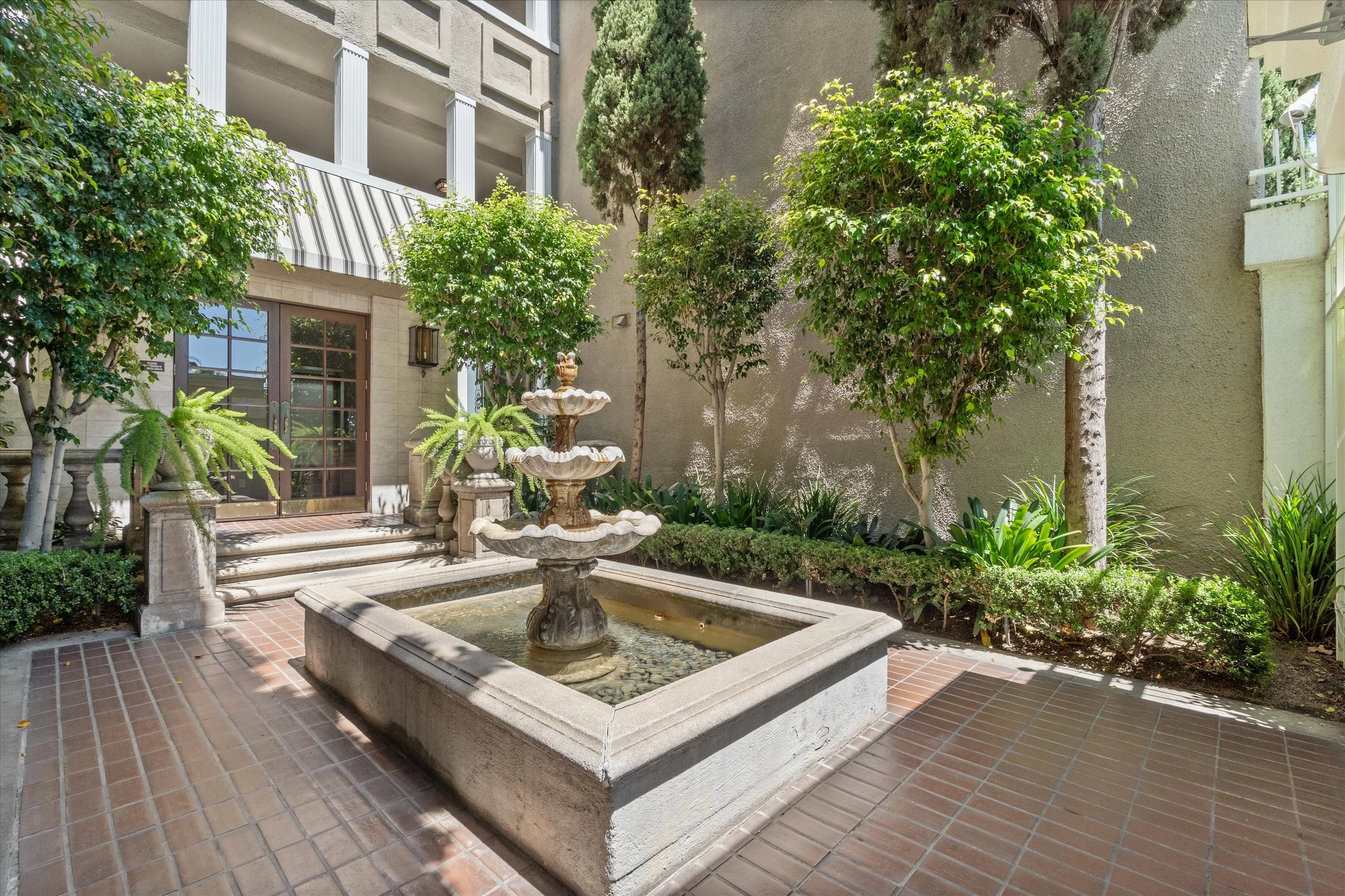 37-8455-fountain-ave_037.jpg