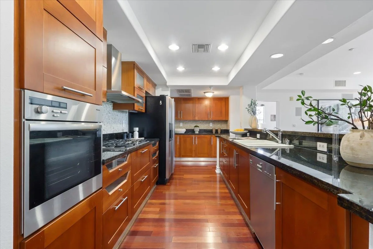 14-107 N Swall Dr-14.jpg