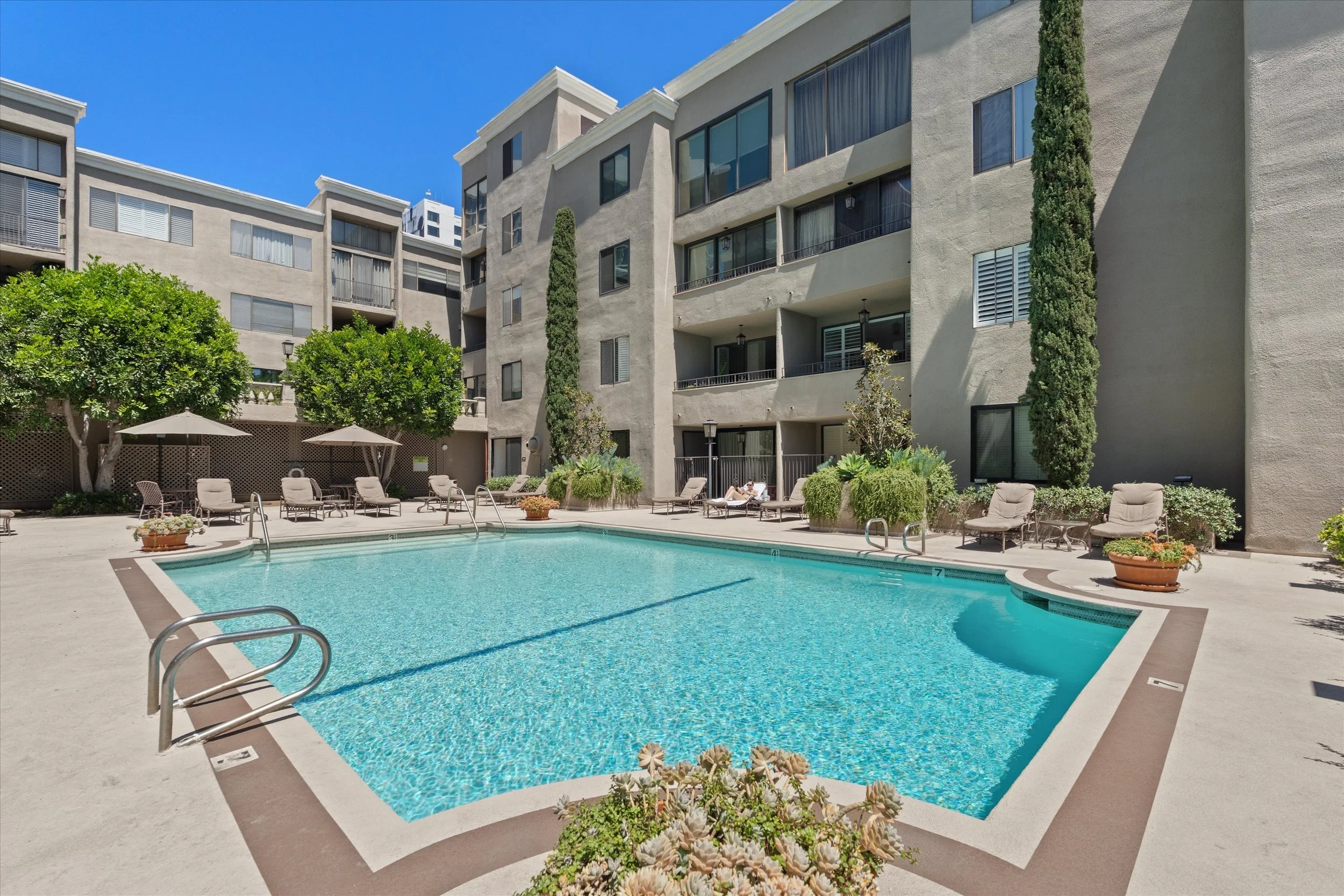 47-8455-fountain-ave_047.jpg