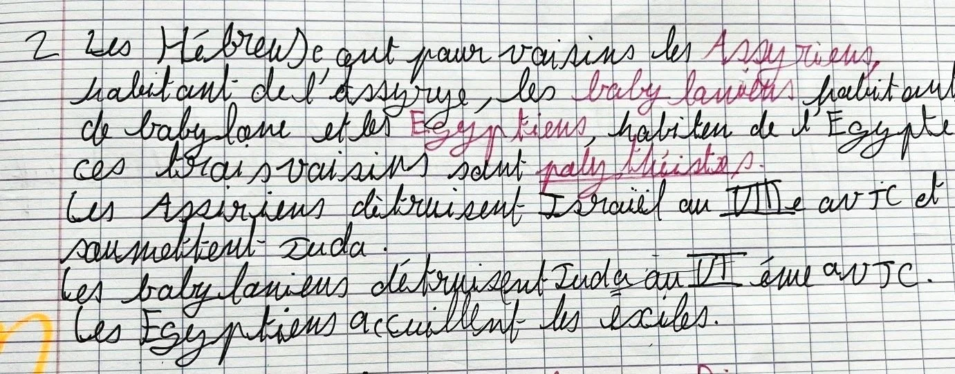 Page de cahier avec écriture manuscrite en français, certaines phrases soulignées ou en couleur différente.
