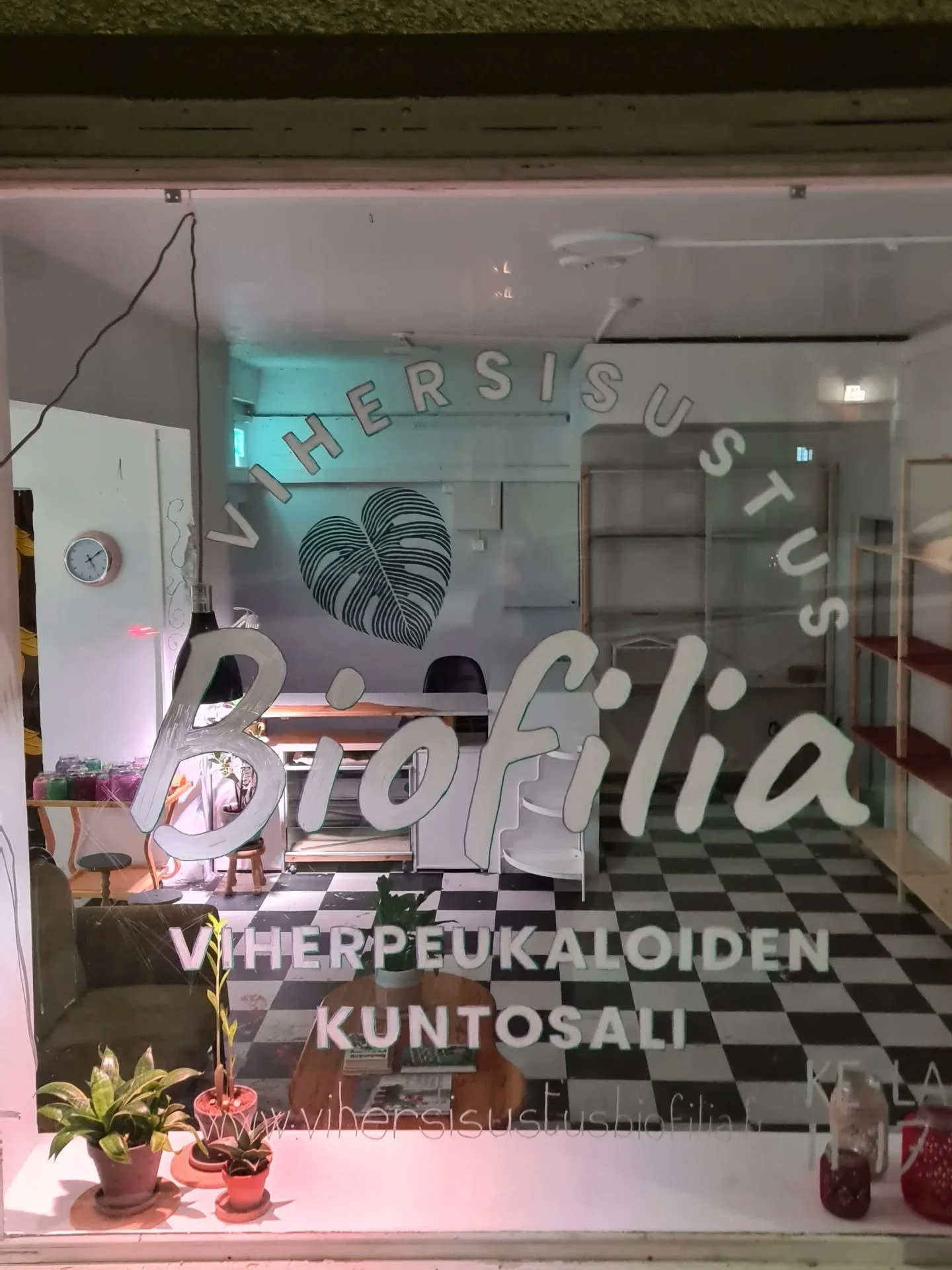 N&auml;yteikkunasta tuli aika hieno 🤩

Sis&auml;lle on viel&auml; paljon puuhaa j&auml;ljell&auml;, vaikka suuret linjat alkaa jo hyvin hahmoutua.

Keskiviikkona 7. tammikuuta avaannovet yleis&ouml;lle.
Tulehan moikkaamaan viimeist&auml;&auml;n seur