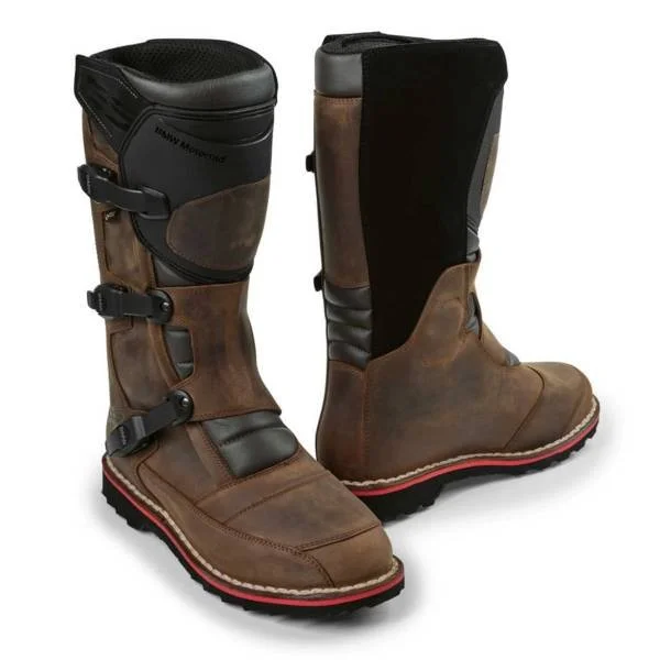 Bruna motorcykelstövlar med spännen och svarta detaljer.