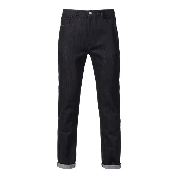 Svarta jeans med uppvikta byxben