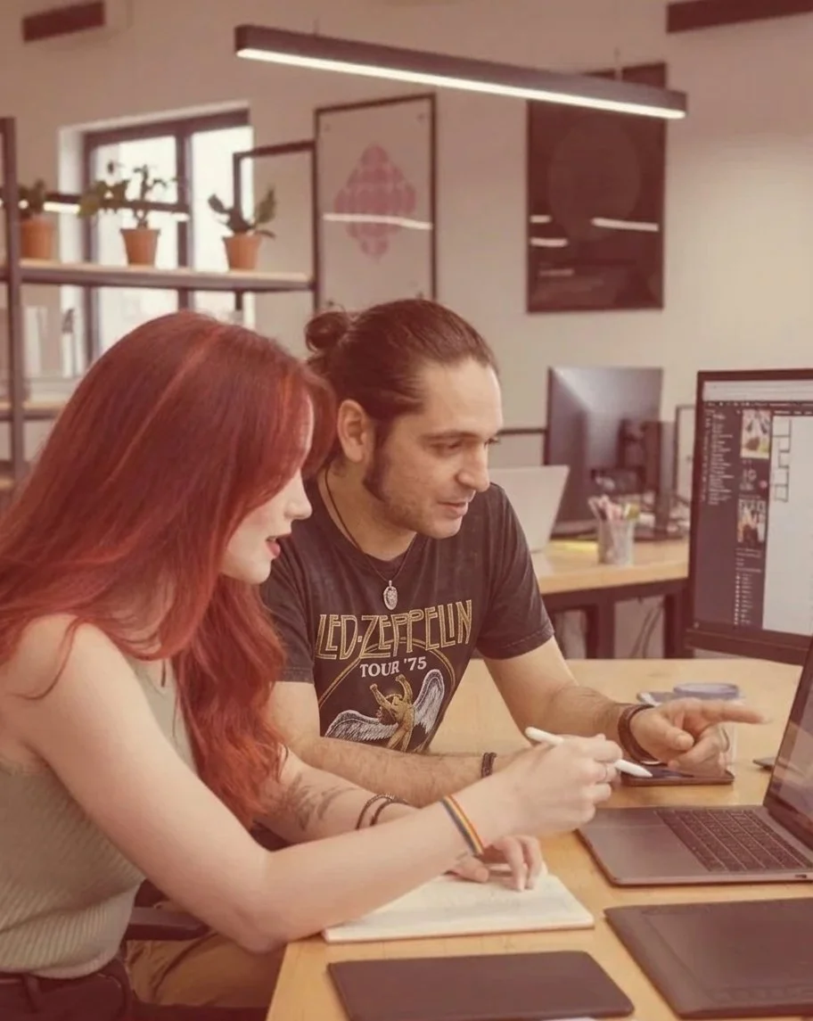 Belén y Gerardo en mesa de trabajo